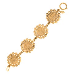 Vintage Chanel Pulsera de monedas de la década de 1980 Medallón Amarillo Tono Oro 31 Rue Cambon