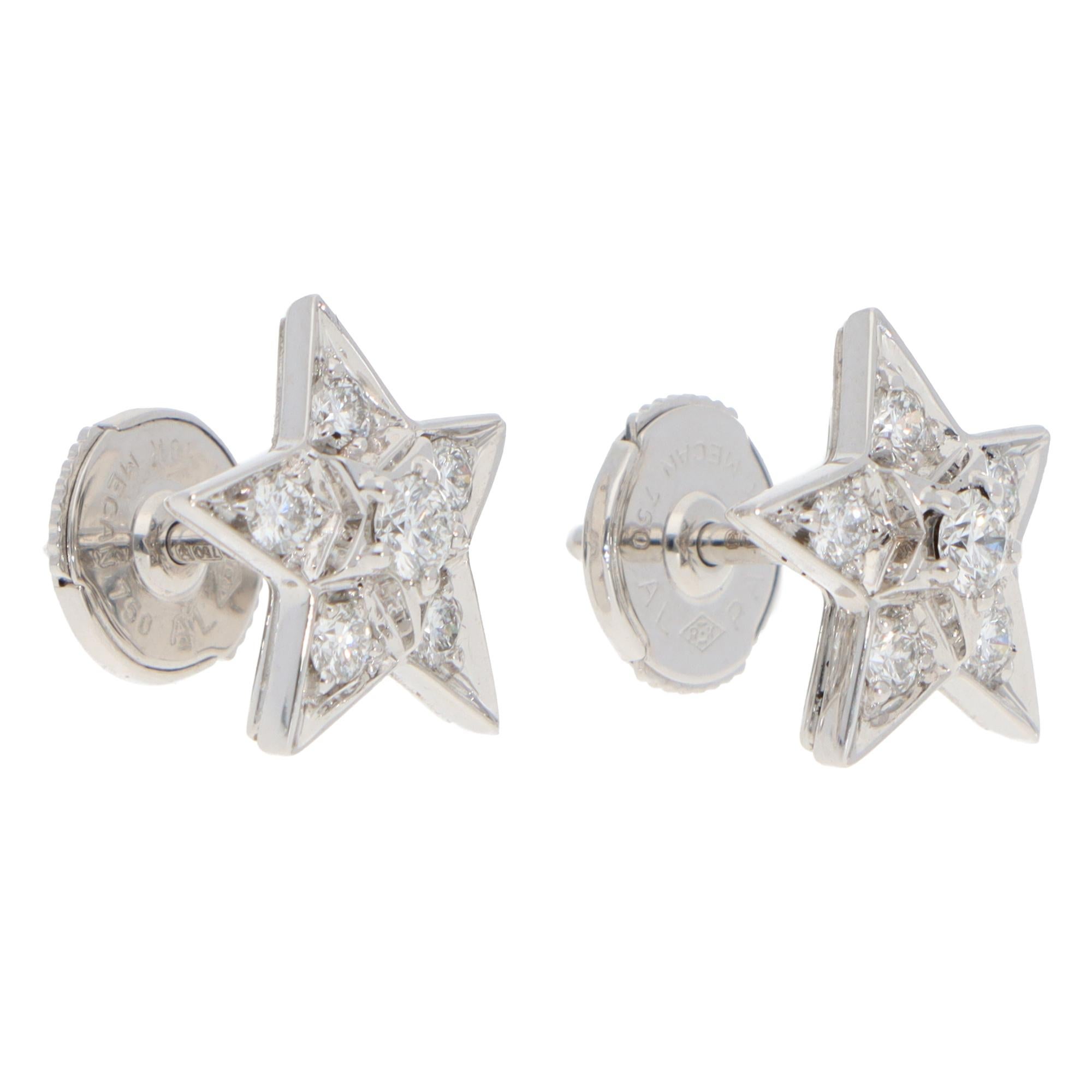 Precioso par de pendientes vintage Chanel Comète Géode de diamantes, modelo pequeño, engastados en oro blanco de 18 quilates.

De la colección actual de Chanel, los pendientes presentan icónicos motivos de estrellas engastados con 10 diamantes