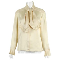 Chanel Cremefarbene Seiden-Charmeuse-Bluse mit Ausschnitten und plissiertem Besatz