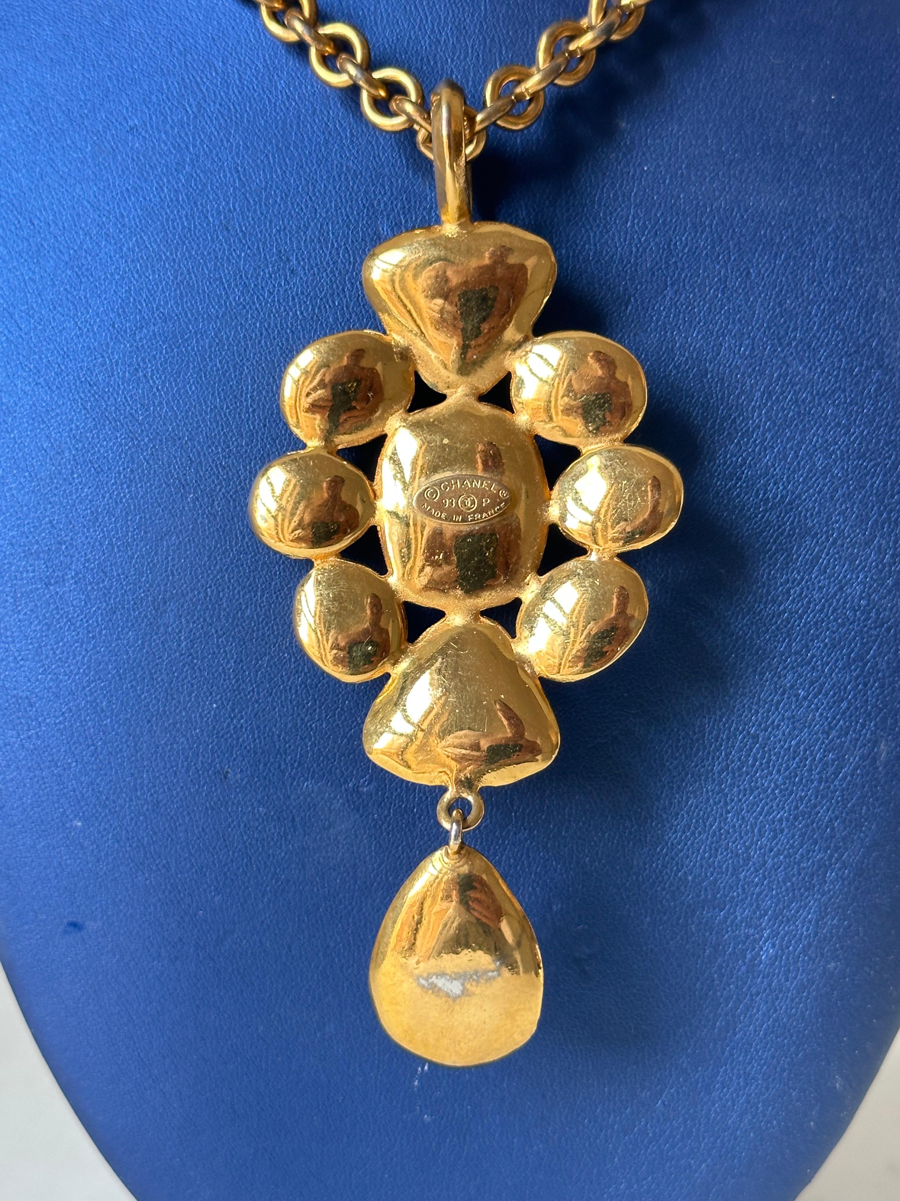 Vintage Chanel Kreuz aus goldfarbenem Metall (Französisch) im Angebot