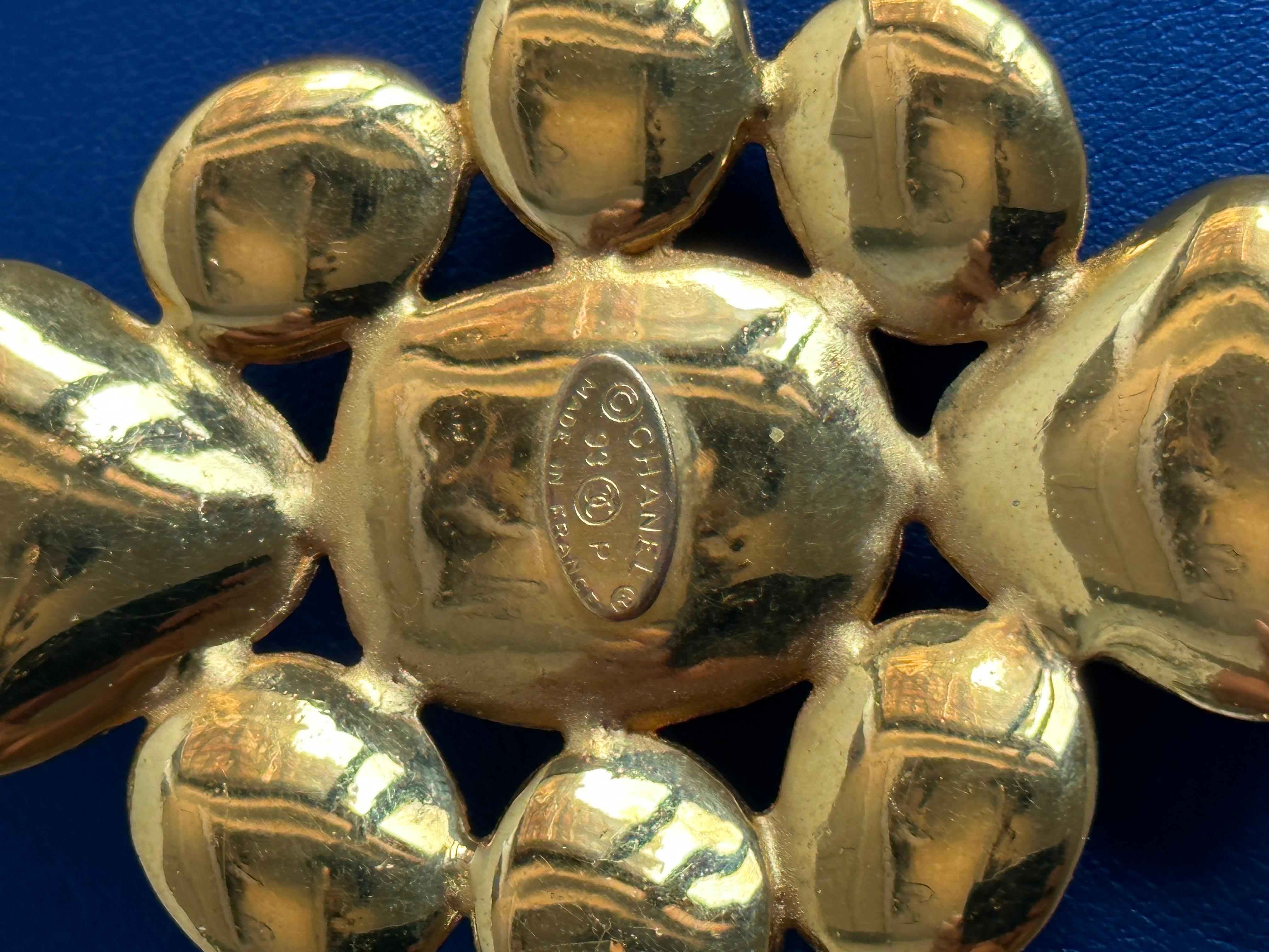 Fin du 20e siècle Chanel - Croix vintage en métal doré en vente