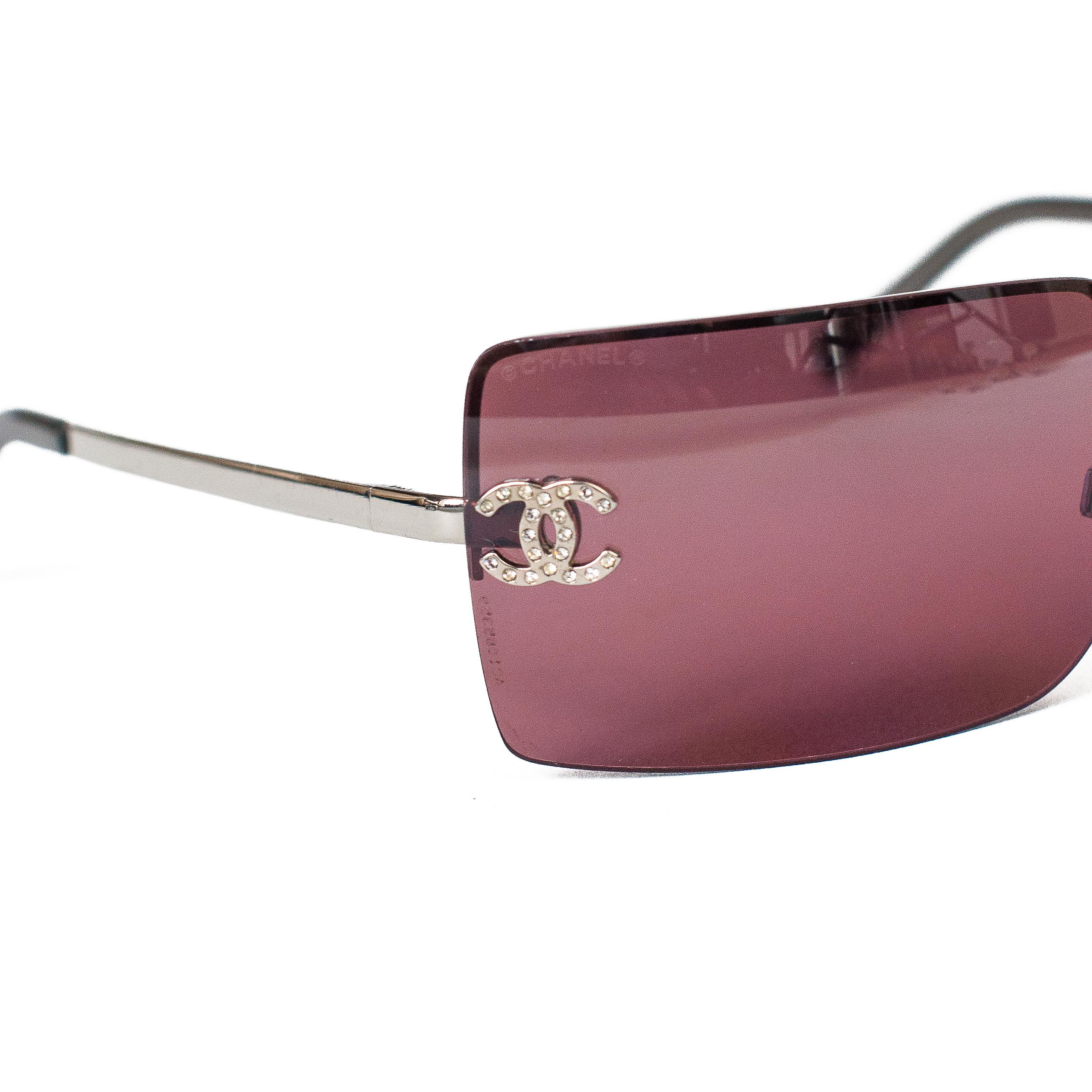 Vintage Chanel rimless sunglasses.

Chrome metal frame.

Swarovski crystal CC.

Dark pink fade lens.

Vintage, circa 2000s.

Model number 4092-B.

Made in Italy.

Authenticity guaranteed.

Condition: Excellent condition, very little signs of