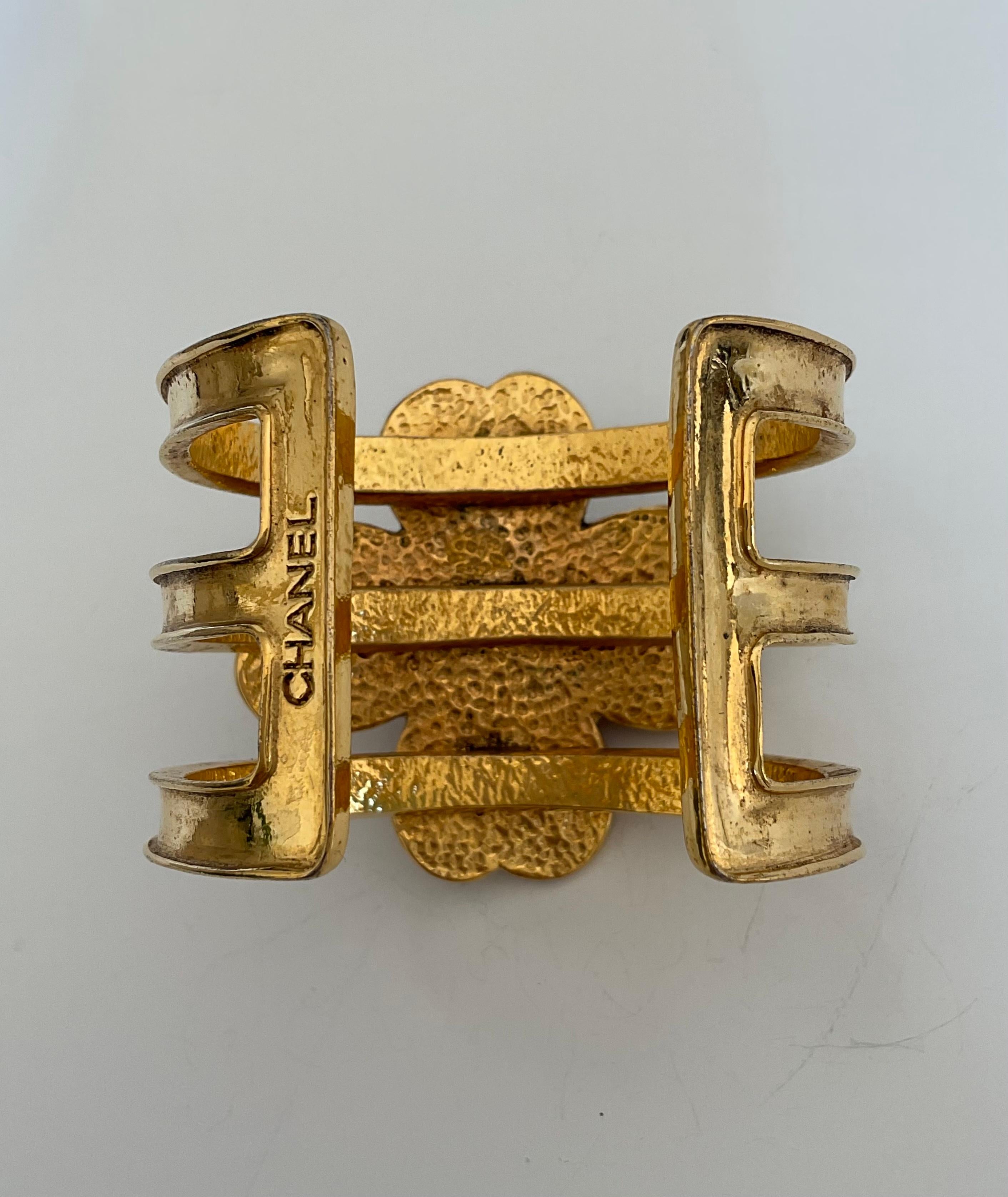 Vintage CHANEL 80’s Haute Couture Cuff with Flower and Faux Pearl In Good Condition For Sale In PARIS, FR