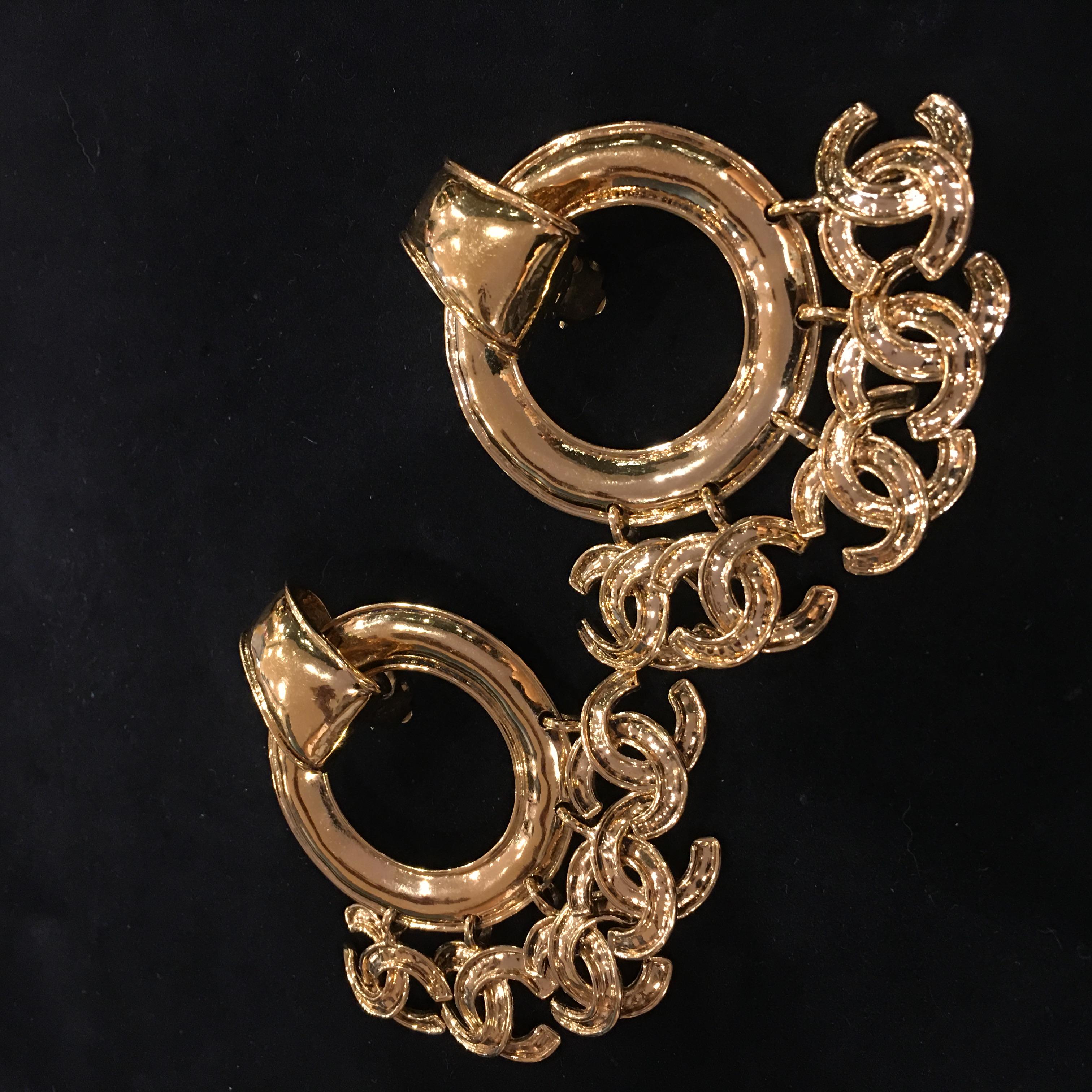Brand: Chanel
Reference: JW328
Length of Earring: 7.8cm x 8.0cm
Material: Gilt Metal
Year: 1994
Made in France

Please Note: the jewelries are guarantee 100% authentic pre-owned therefore might have signs of tarnish or oxidation , please view detail