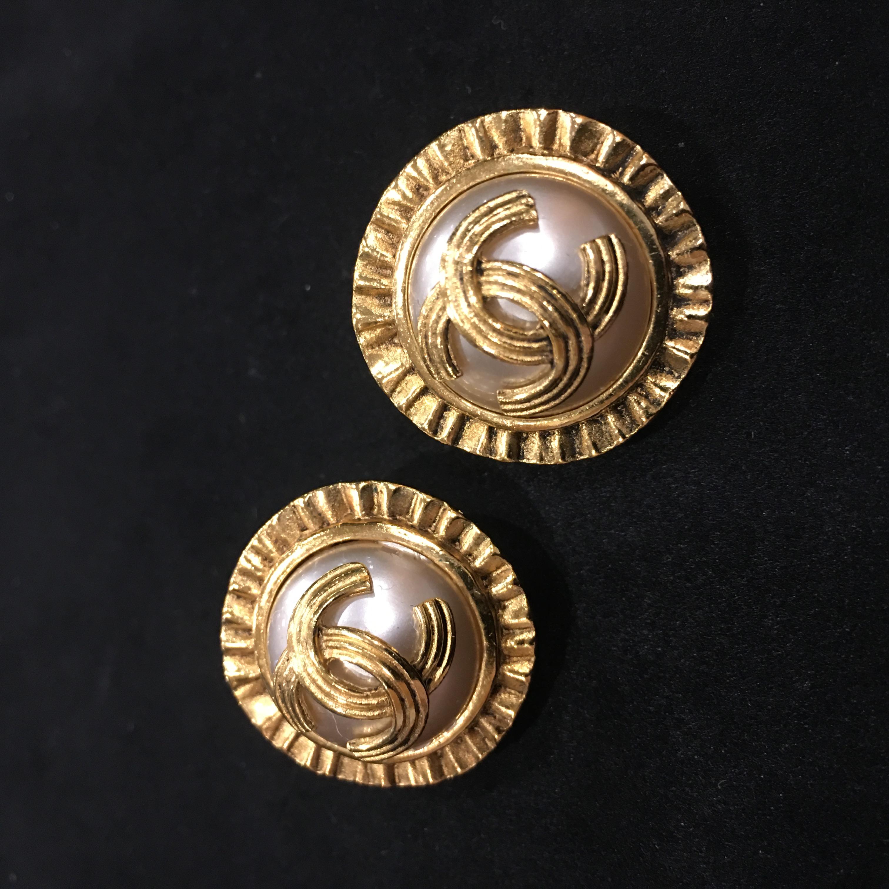 Brand: Chanel
Reference: JW308
Measurement of Earrings: 2.3 x 2.3cm
Material: Gilt Metal
Year: 1994 
Made in France
Note: there is a bit of tarnish at the back of the hallmark

Please Note: the jewelries are guarantee 100% authentic pre-owned