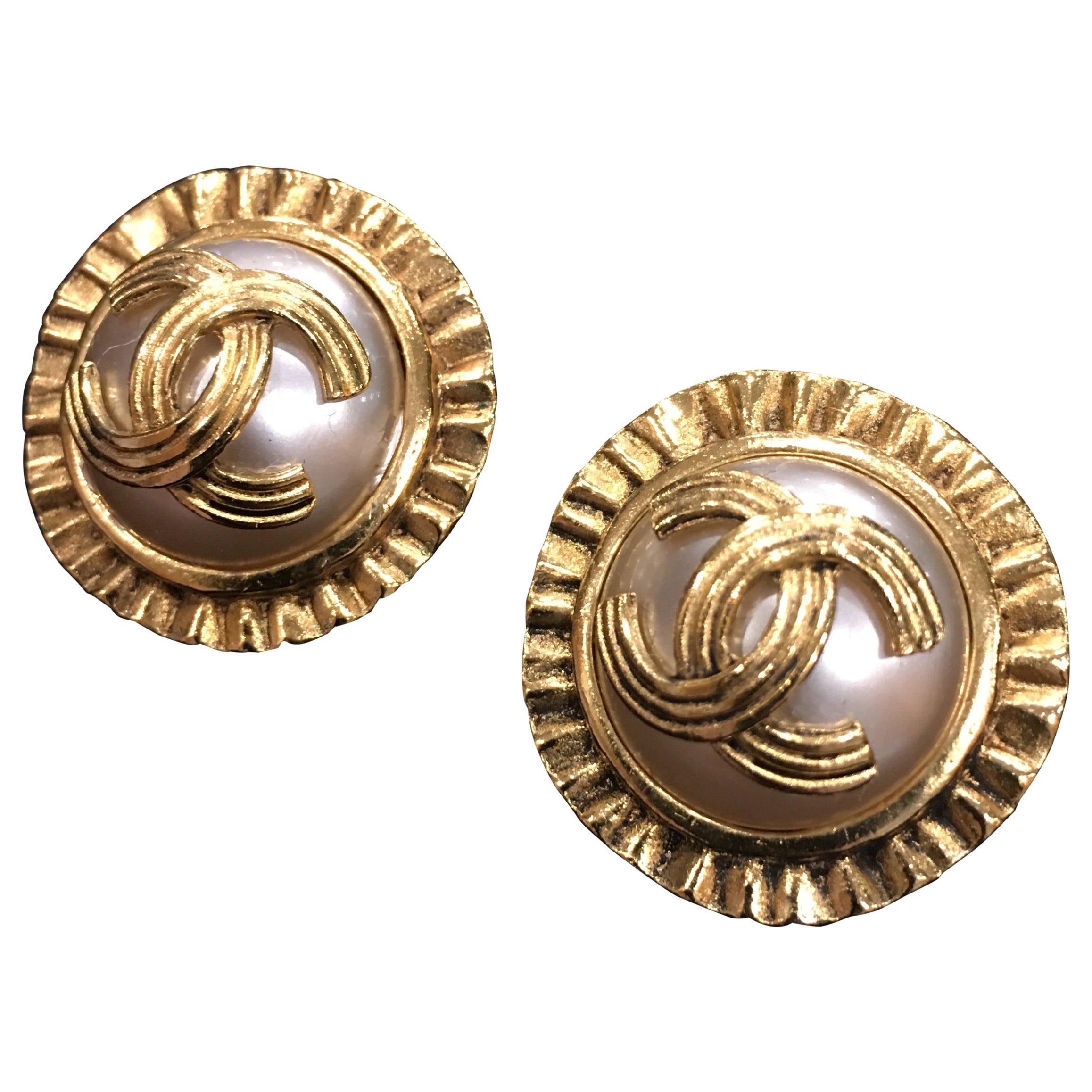 Vintage Chanel Vintage Custom vergoldetes Metall Runde Kunstperlen CC Logo Clip-Ohrringe 1994