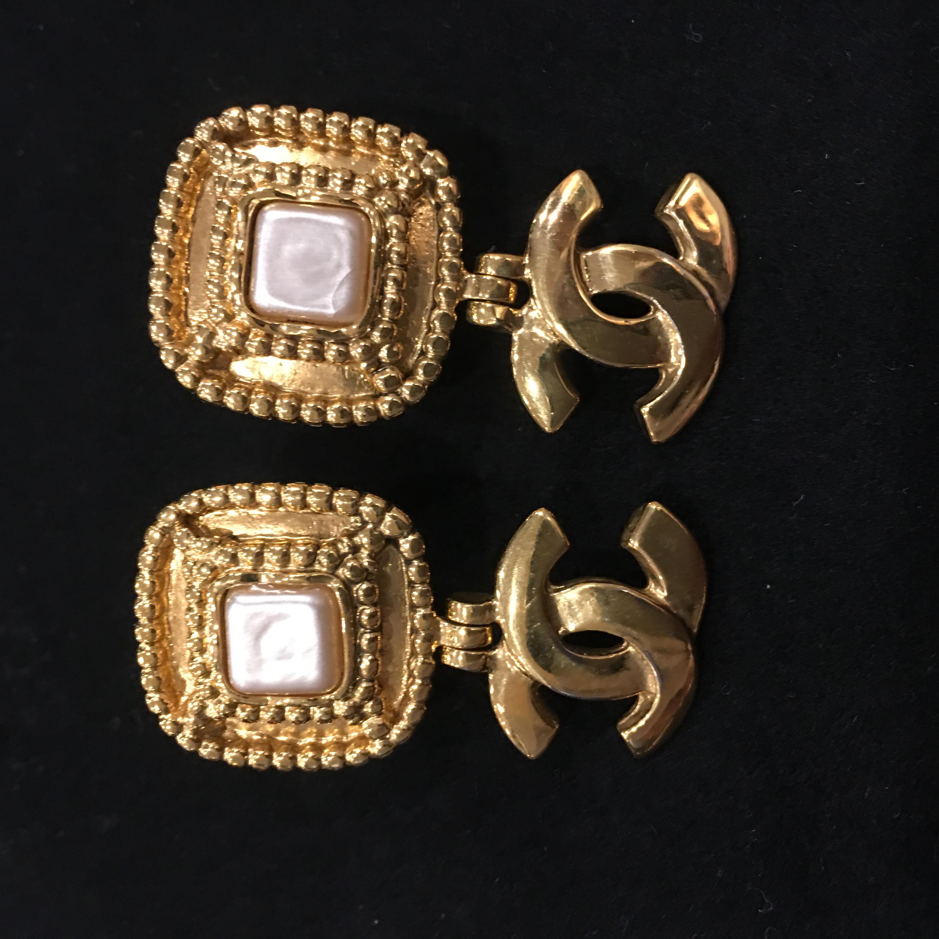 Taille carrée Vintage Chanel Custom Gilt Metal Square Faux Pearl Dangle Clips Earrings 1994 en vente