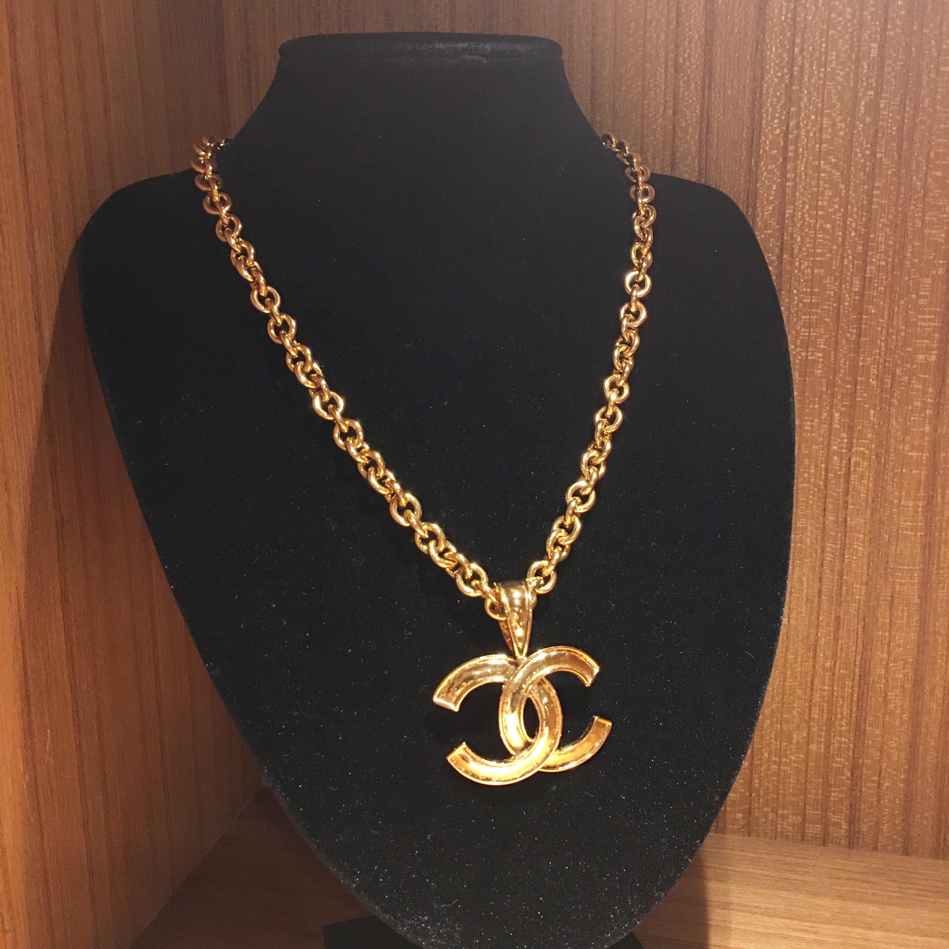Brand: Chanel
Reference: JW359
Total Length of Necklace: 49cm
Measurement of chanel Logo: 3.2×4.2cm
Material: Gold Plated / Gilt Metal
Year: 1994
Made in France

Please Note: the jewelries are guarantee 100% authentic pre-owned therefore might have