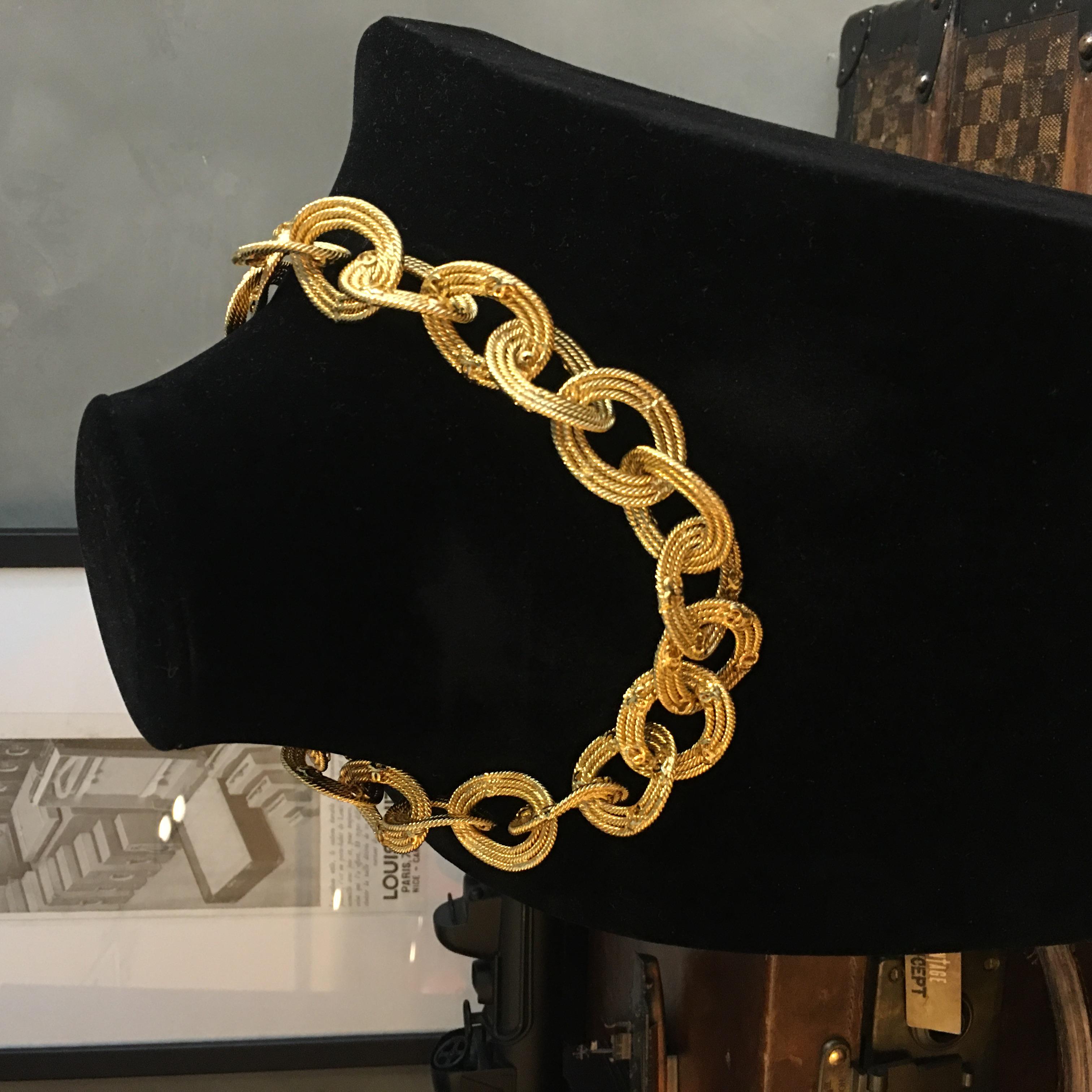 Brand: Chanel
Reference: JW320
Measurement of Necklace: 46.5cm
Material: Gilt Metal
Year: 1989-1991
Made in France
Note: The necklace can be wear fully flat or like the model neck photo

Please Note: the jewelries are guarantee 100% authentic