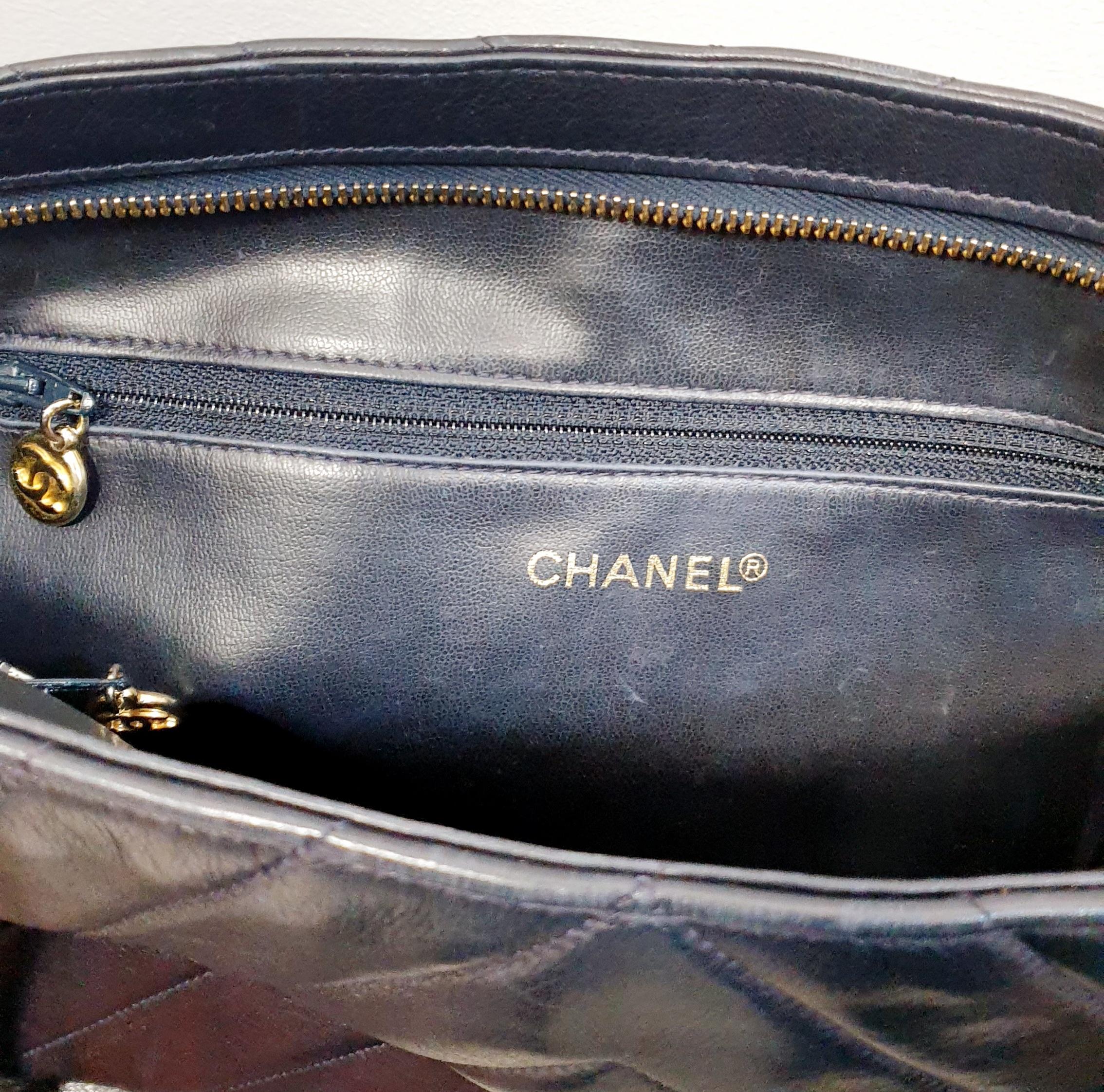 Vintage Chanel Dark Blue Leather Quilted Chevron Large Tote Bag In Excellent Condition In  Bilbao, ES