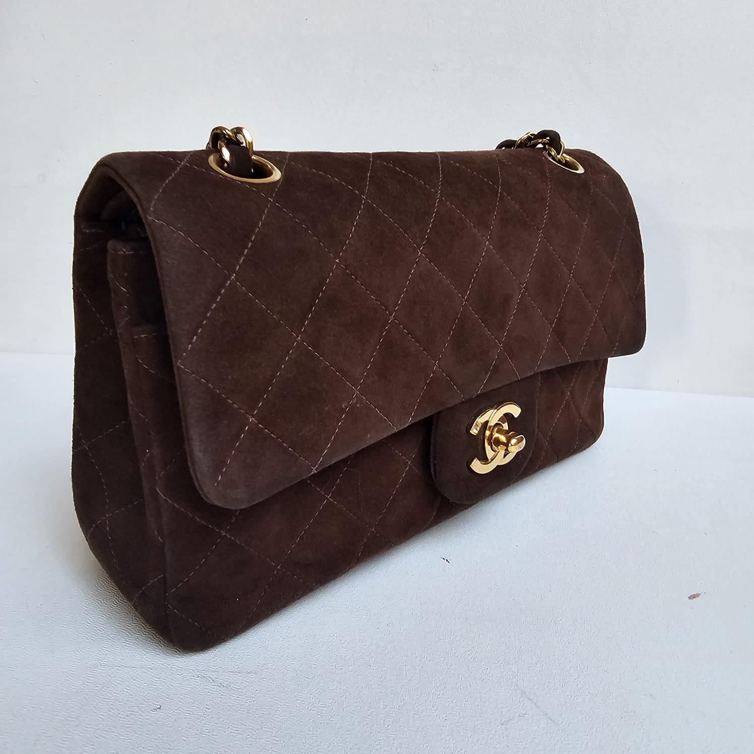 Schöne Vintage seltene braune Wildleder klassische Klappe in kleiner Größe mit 24K plattiert Gold Hardware. Insgesamt noch in sehr gutem Vintage-Zustand mit sichtbaren Abreibungen und Flecken auf der Wildlederoberfläche aufgrund der Natur des