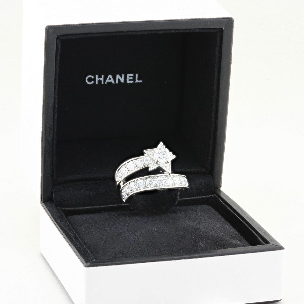 Un Chanel Comète vintage in oro bianco 18 ct con l'iconico design della stella cadente e diamanti rotondi taglio brillante. 

Il diamante centrale è di circa 0,45 carati ed è accompagnato da altri 21 diamanti per un peso totale stimato di 1,90