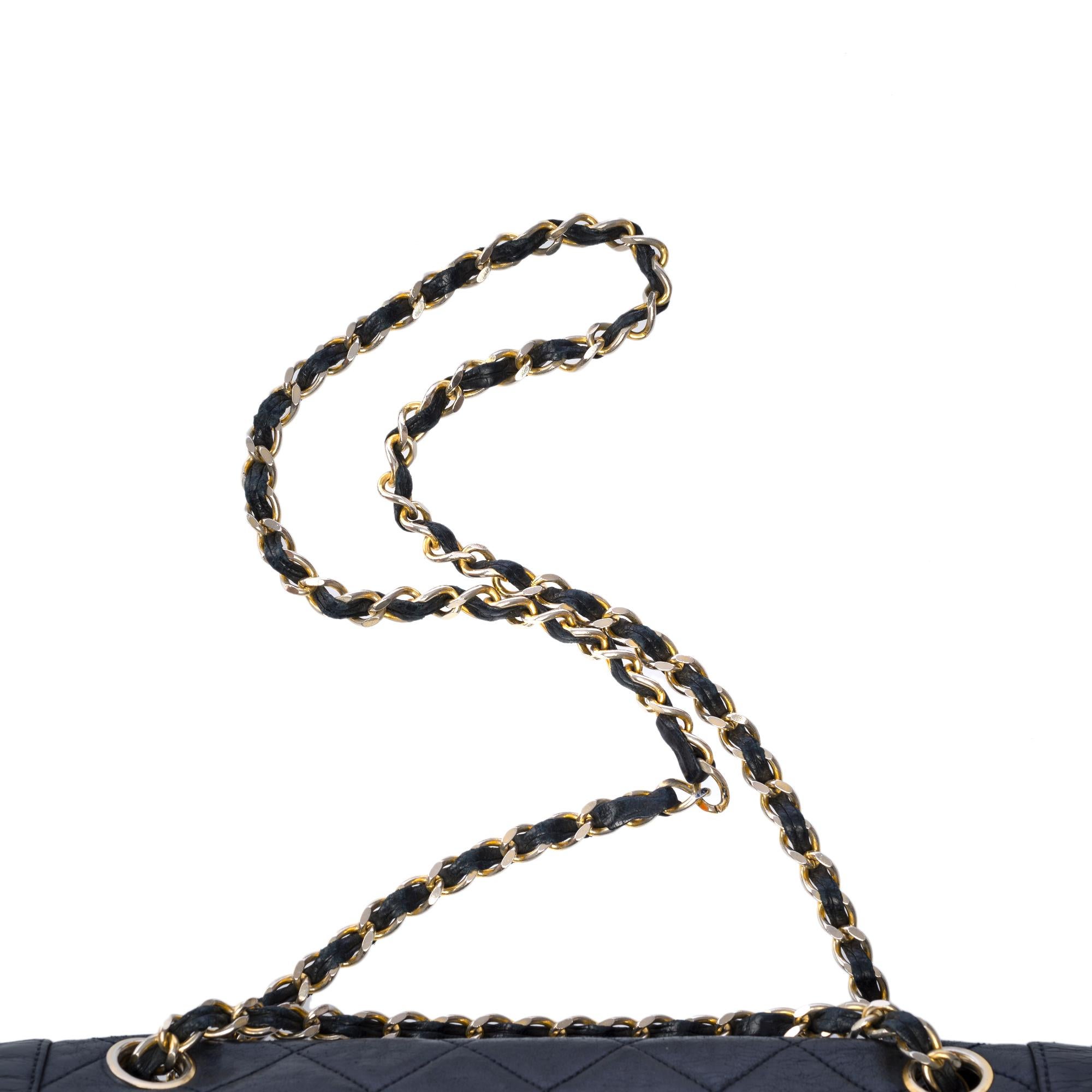 Bolso vintage Chanel Diana de doble solapa en piel de cordero acolchada negra, GHW en venta 5