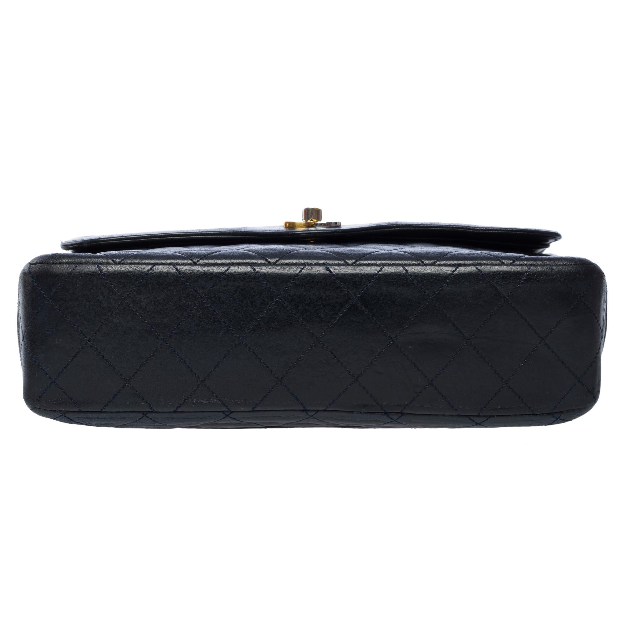 Bolso vintage Chanel Diana de doble solapa en piel de cordero acolchada negra, GHW en venta 6