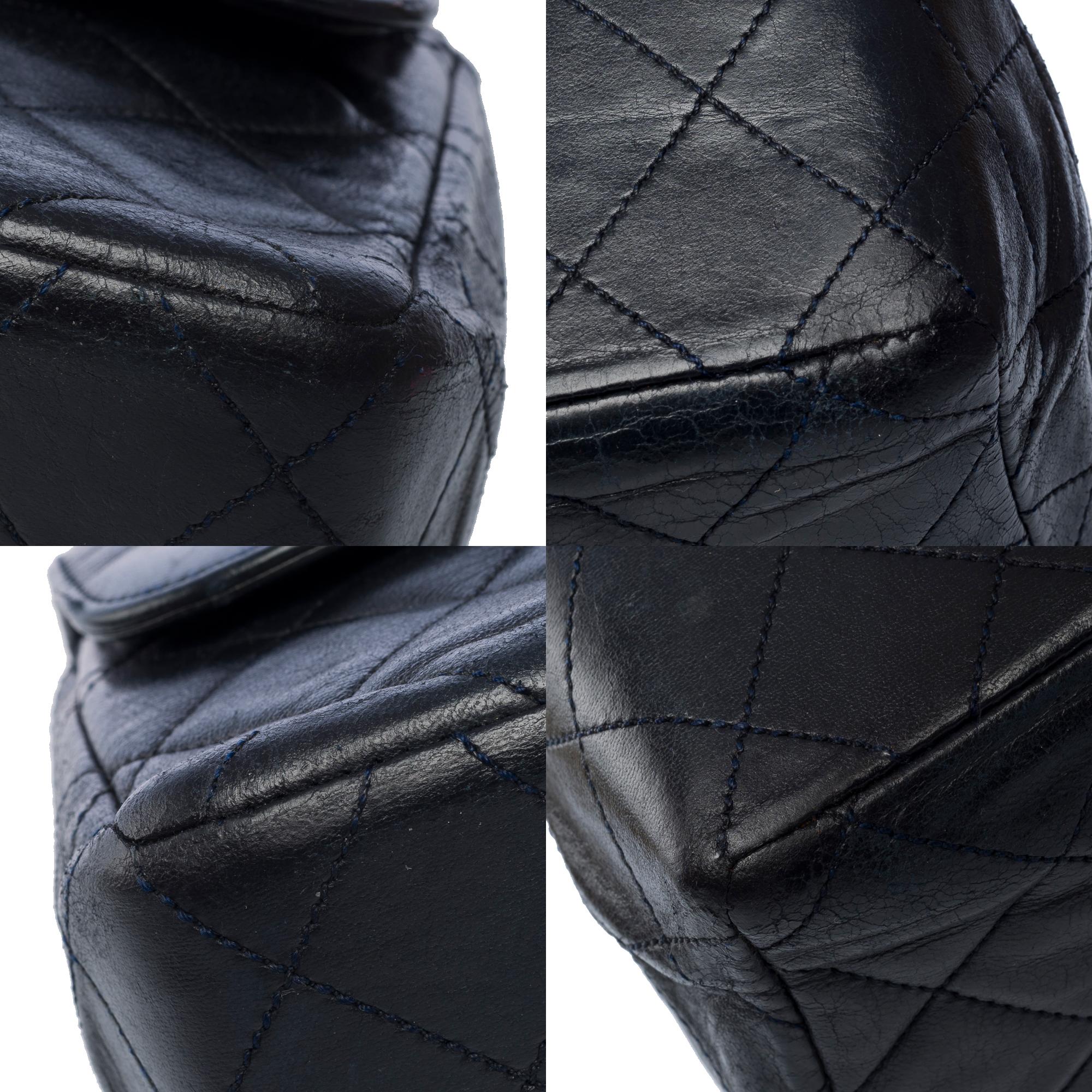 Bolso vintage Chanel Diana de doble solapa en piel de cordero acolchada negra, GHW en venta 7