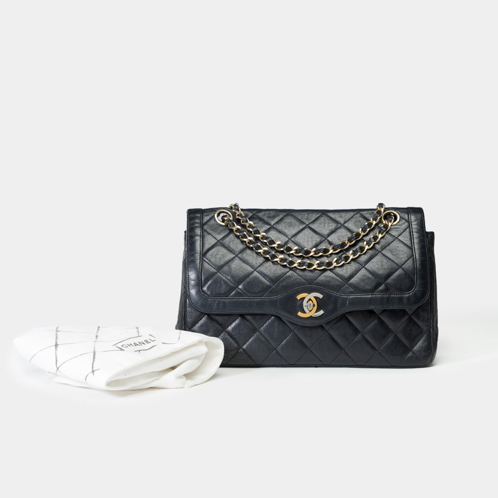 Bolso Chanel Diana de doble solapa en piel de cordero acolchada negra, herrajes metálicos dorados, correa de cadena dorada entrelazada con piel negra para llevar al hombro o cruzado

Bolsillo trasero de la bolsa Cierre con logotipo CC en metal