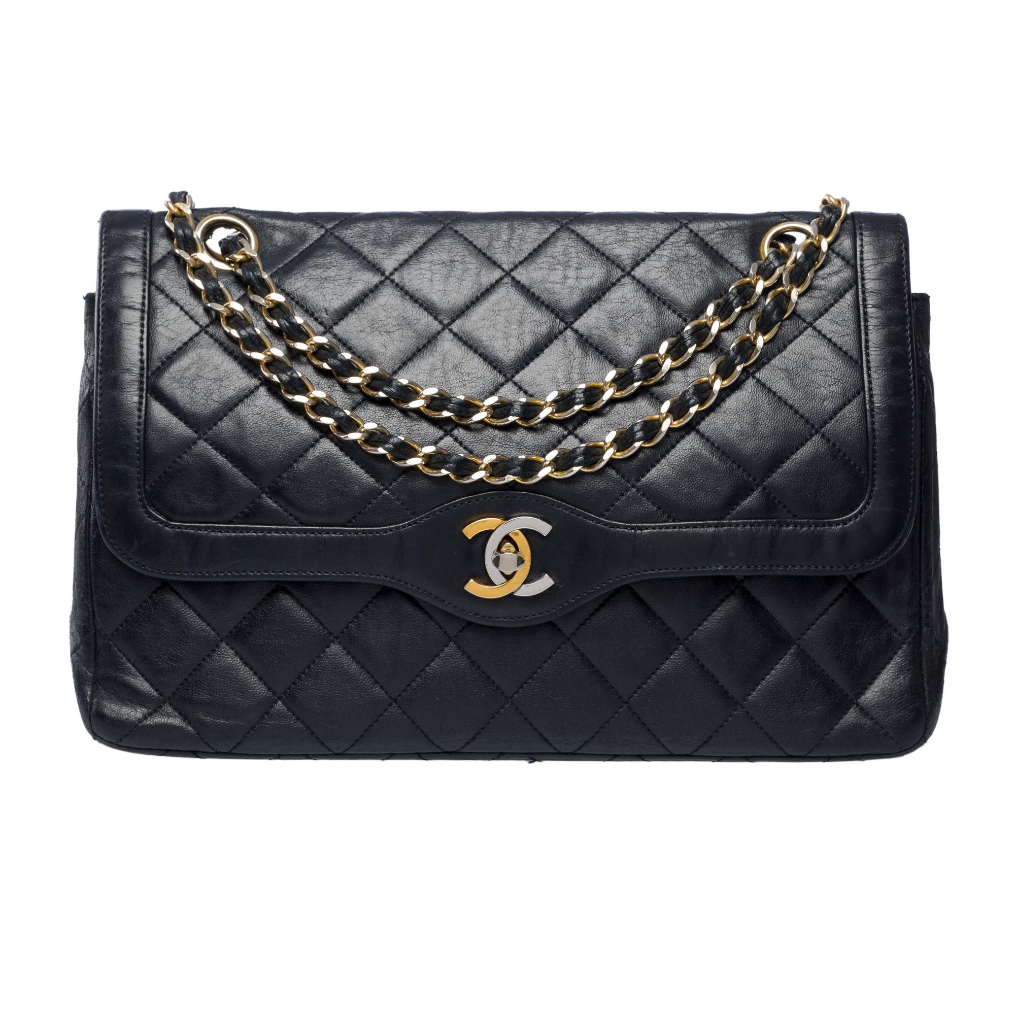 Bolso vintage Chanel Diana de doble solapa en piel de cordero acolchada negra, GHW en Bueno estado para la venta en Paris, IDF