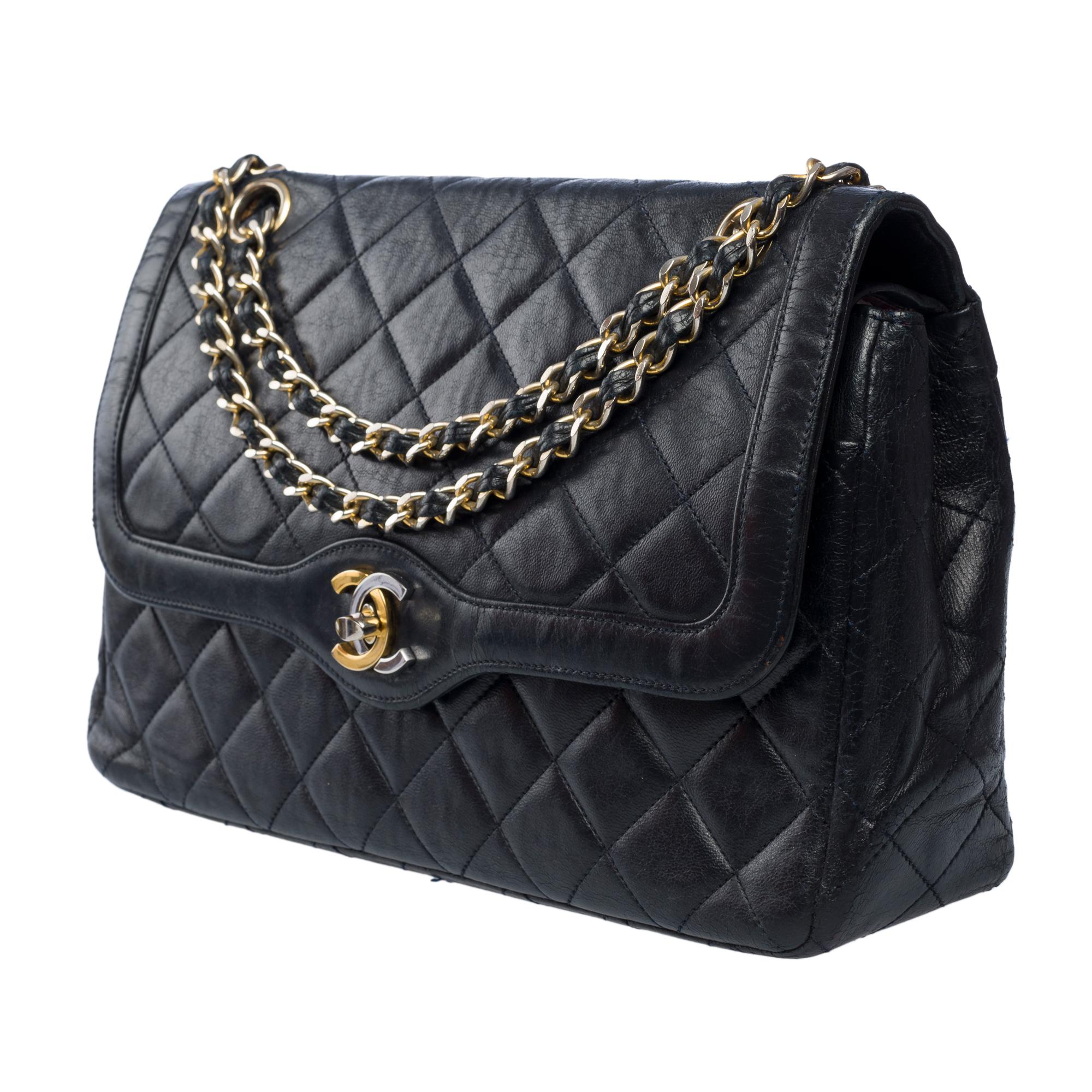 Bolso vintage Chanel Diana de doble solapa en piel de cordero acolchada negra, GHW en venta 1