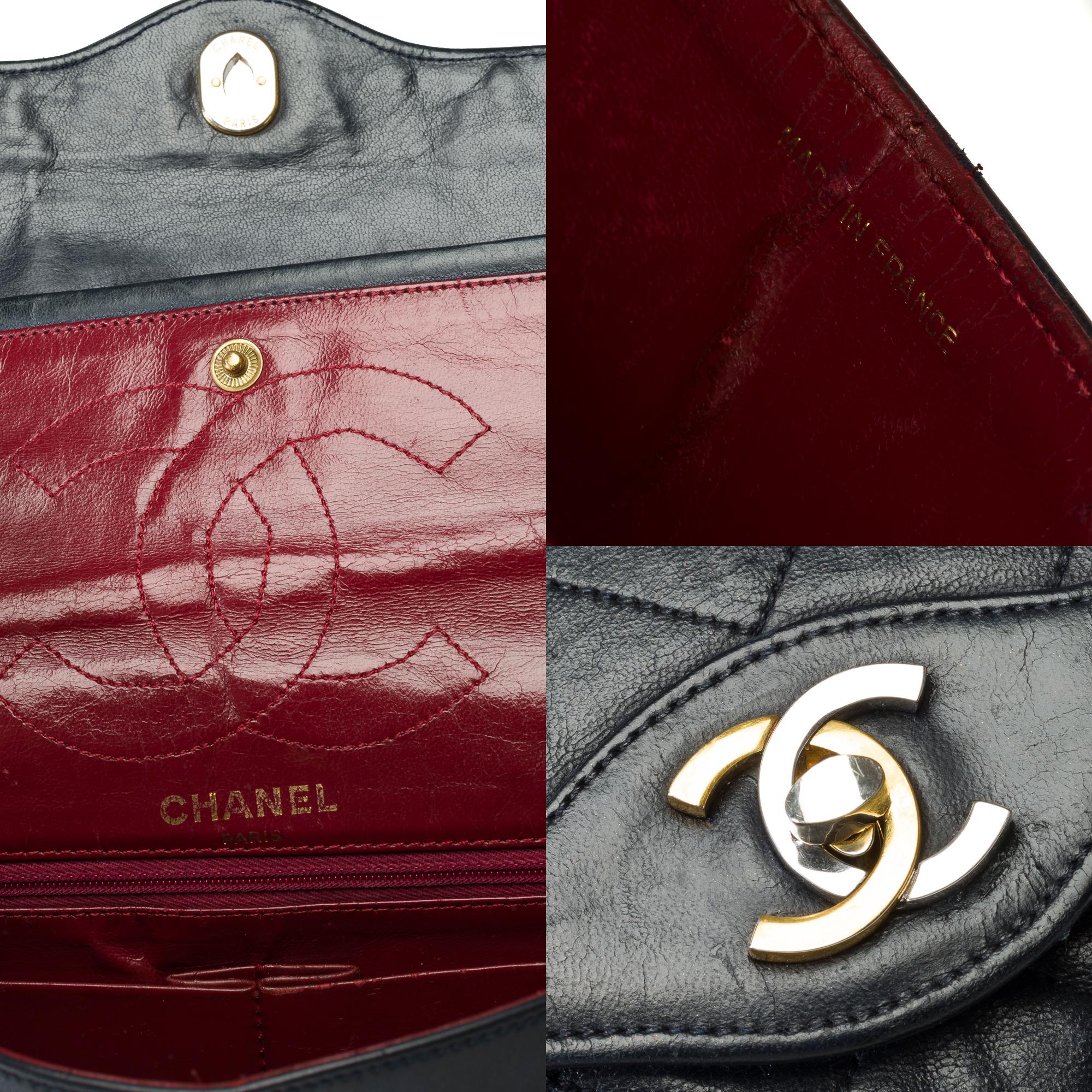 Bolso vintage Chanel Diana de doble solapa en piel de cordero acolchada negra, GHW en venta 3