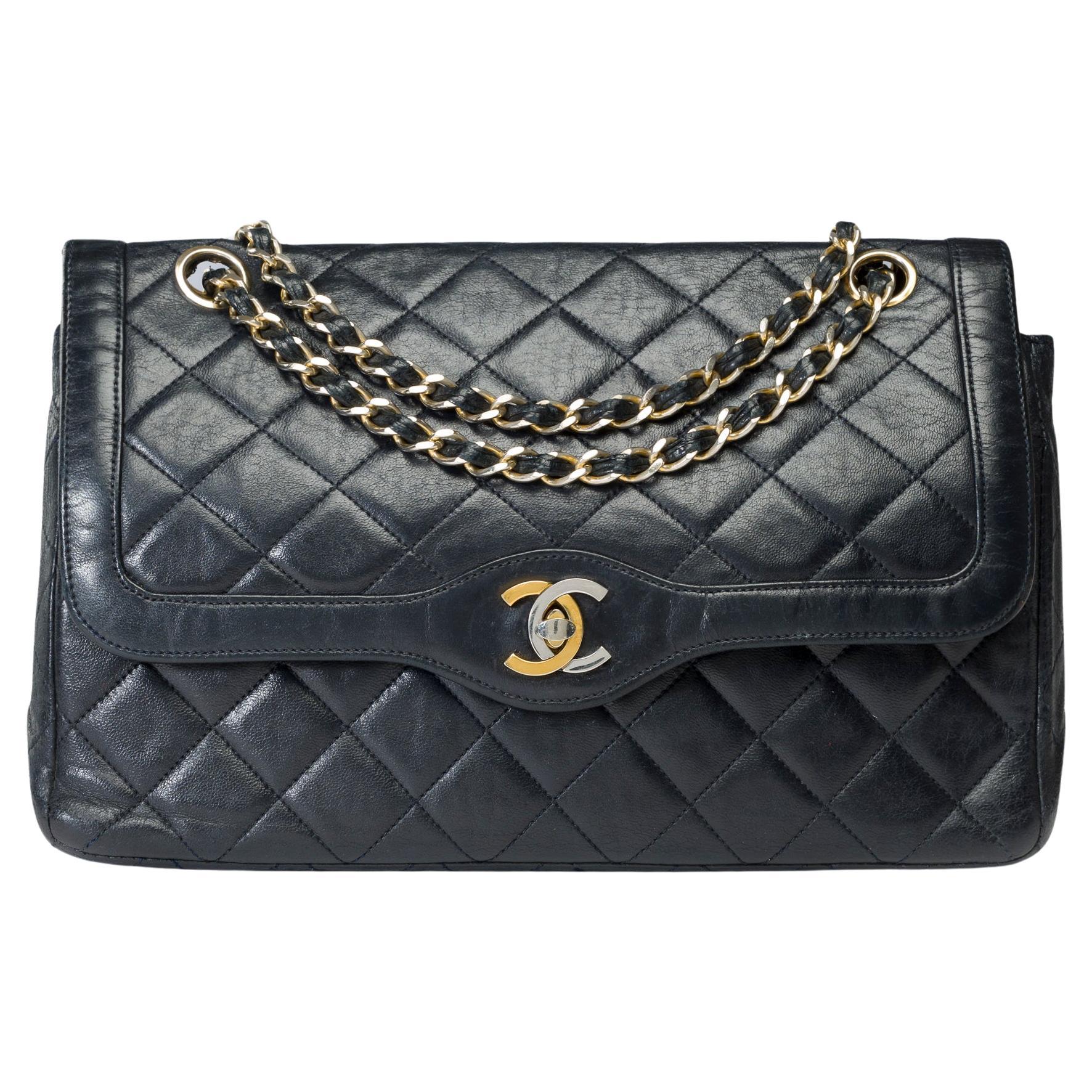 Bolso vintage Chanel Diana de doble solapa en piel de cordero acolchada negra, GHW en venta