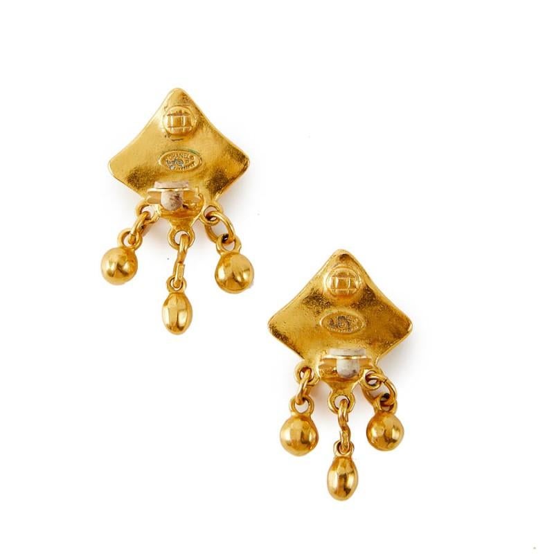 CHANEL vintage earrings clip-on in metal gold tone. They are in very good condition. 
Made in France. Stamp, Fall / winter 1996 collection. They come from Chanel's sales. Dimensions : height 4.2 cm x  width 2.5 cm. It will be delivered in a non