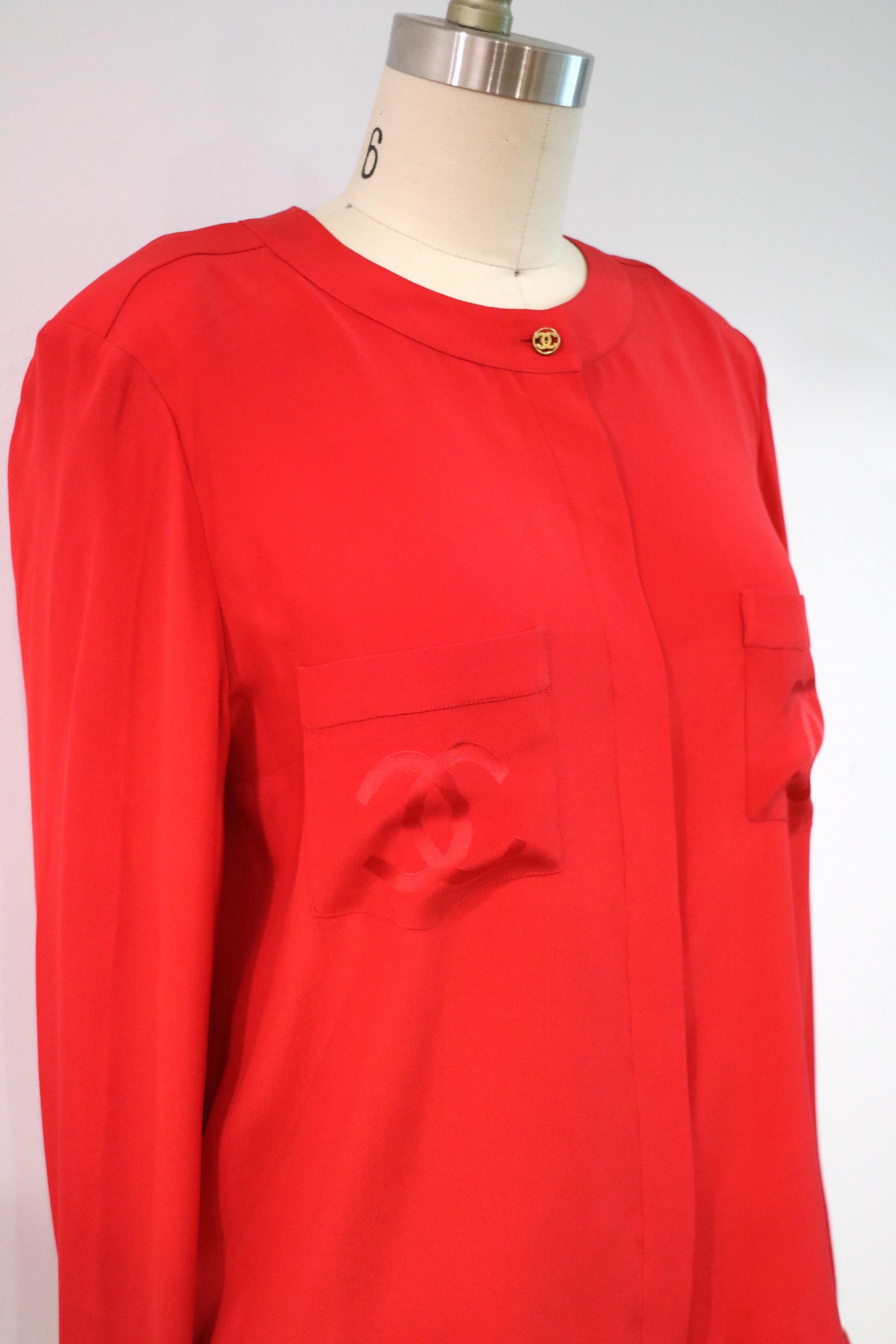 Vintage Chanel Double C Logo Red Silk Button-Up Top in vendita 7