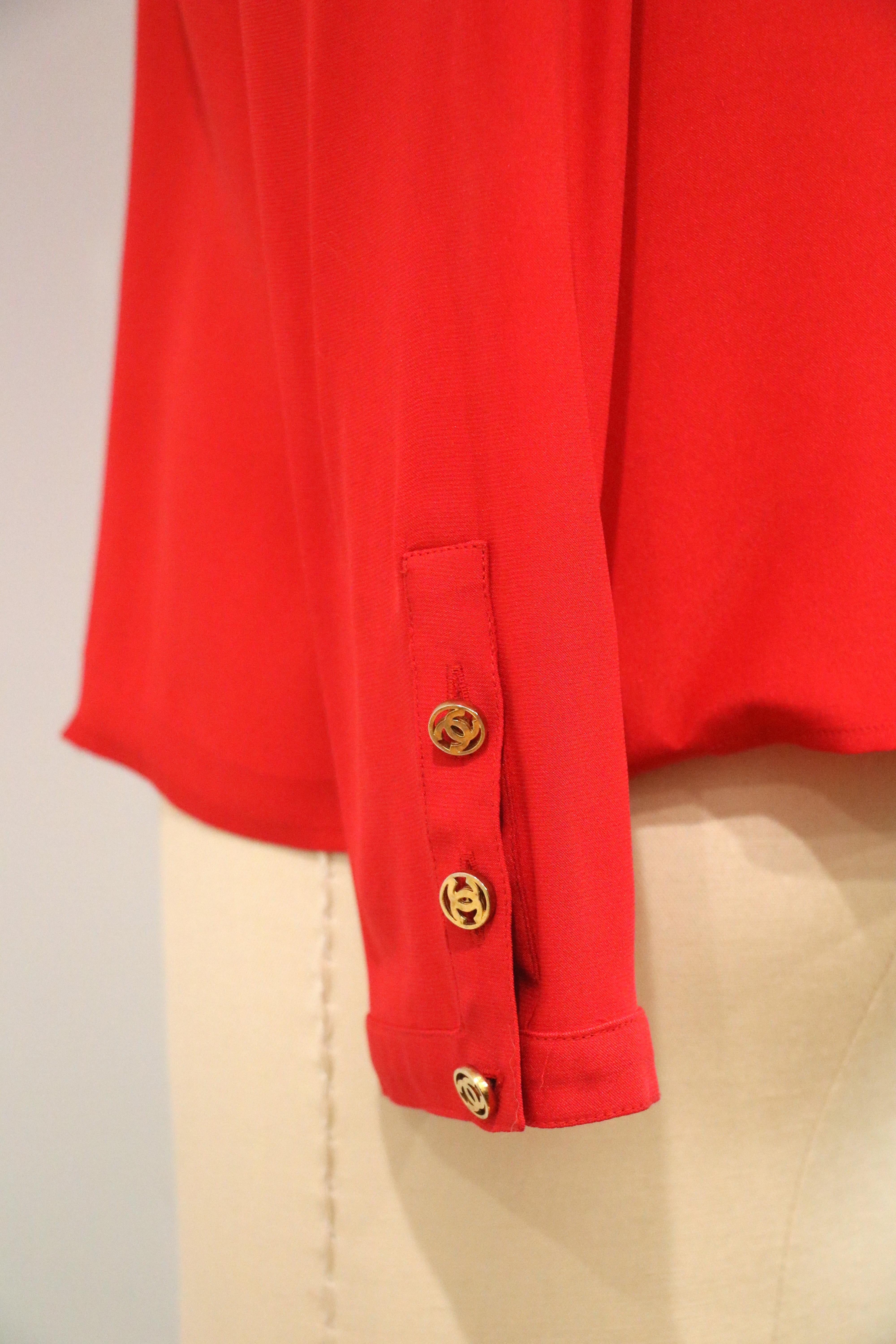 Vintage Chanel Double C Logo Red Silk Button-Up Top in vendita 10