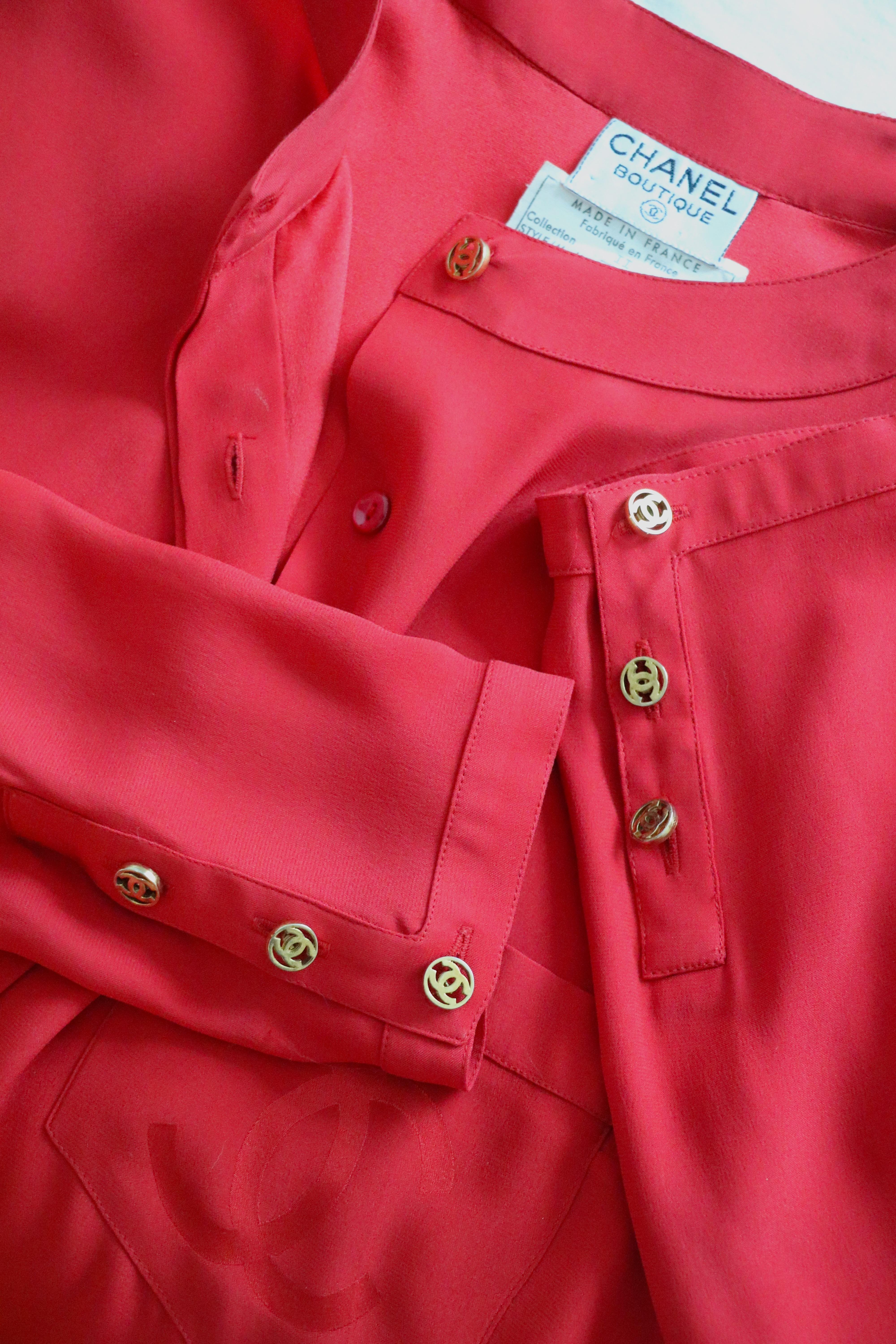 Vintage Chanel Double C Logo Red Silk Button-Up Top in vendita 12