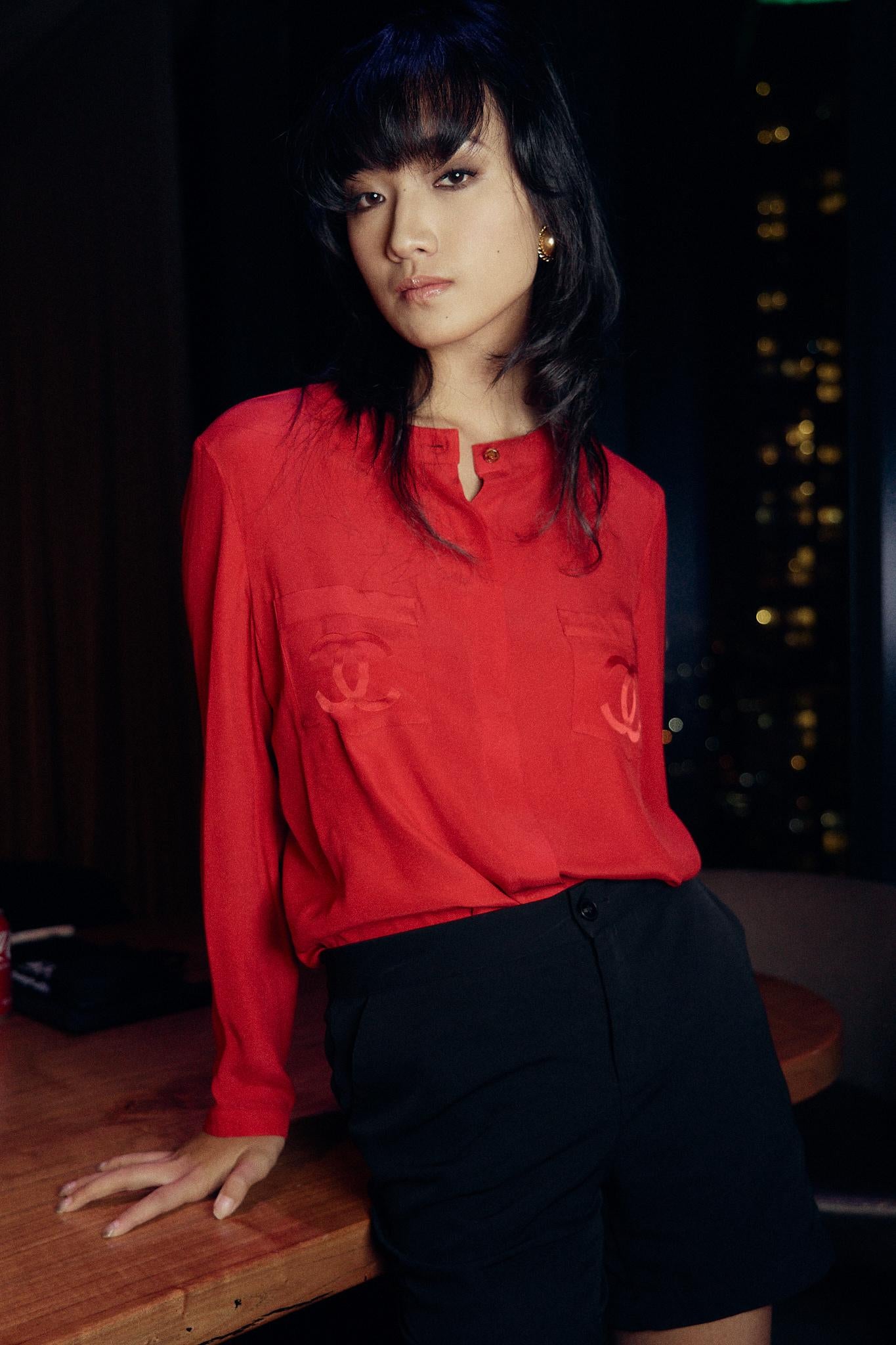 Vintage Chanel Double C Logo Red Silk Button-Up Top

Top usato di Chanel in buone condizioni generali. 

Dimensioni approssimative:
40 Dimensioni
Foro del braccio: 16,5 pollici
Lunghezza: 23 pollici
Lunghezza del petto: 39 pollici
Lunghezza della