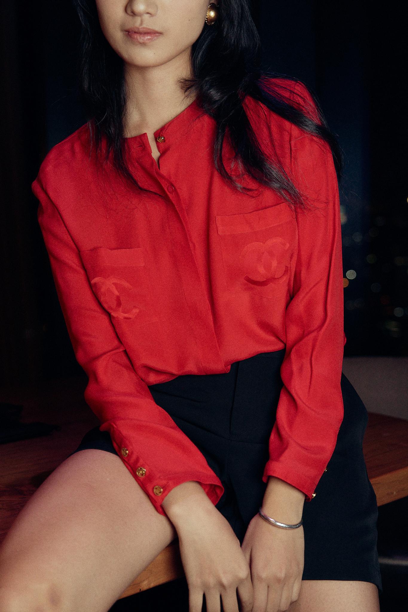 Vintage Chanel Double C Logo Red Silk Button-Up Top In condizioni buone in vendita a Flushing, NY
