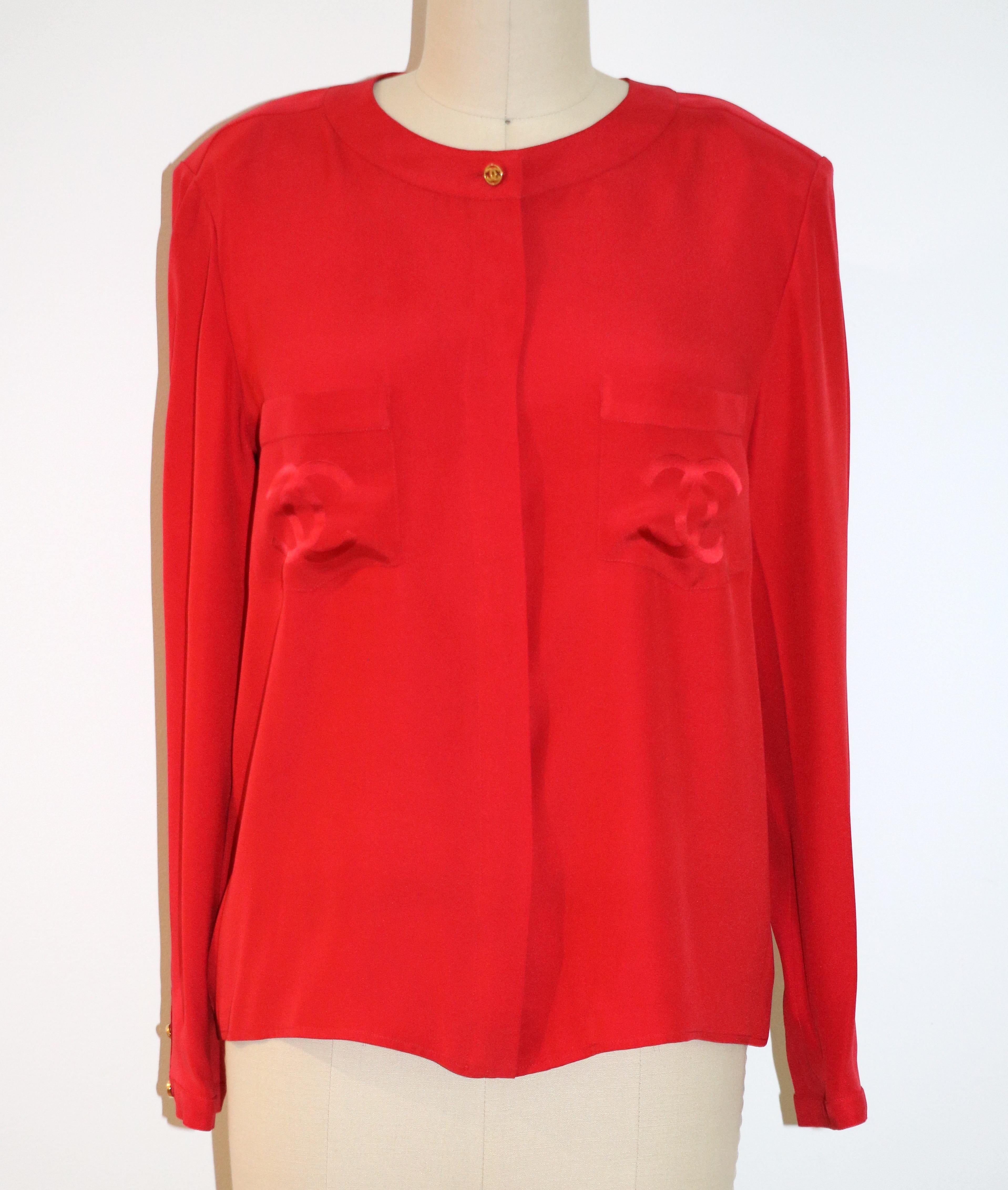 Vintage Chanel Double C Logo Red Silk Button-Up Top in vendita 1
