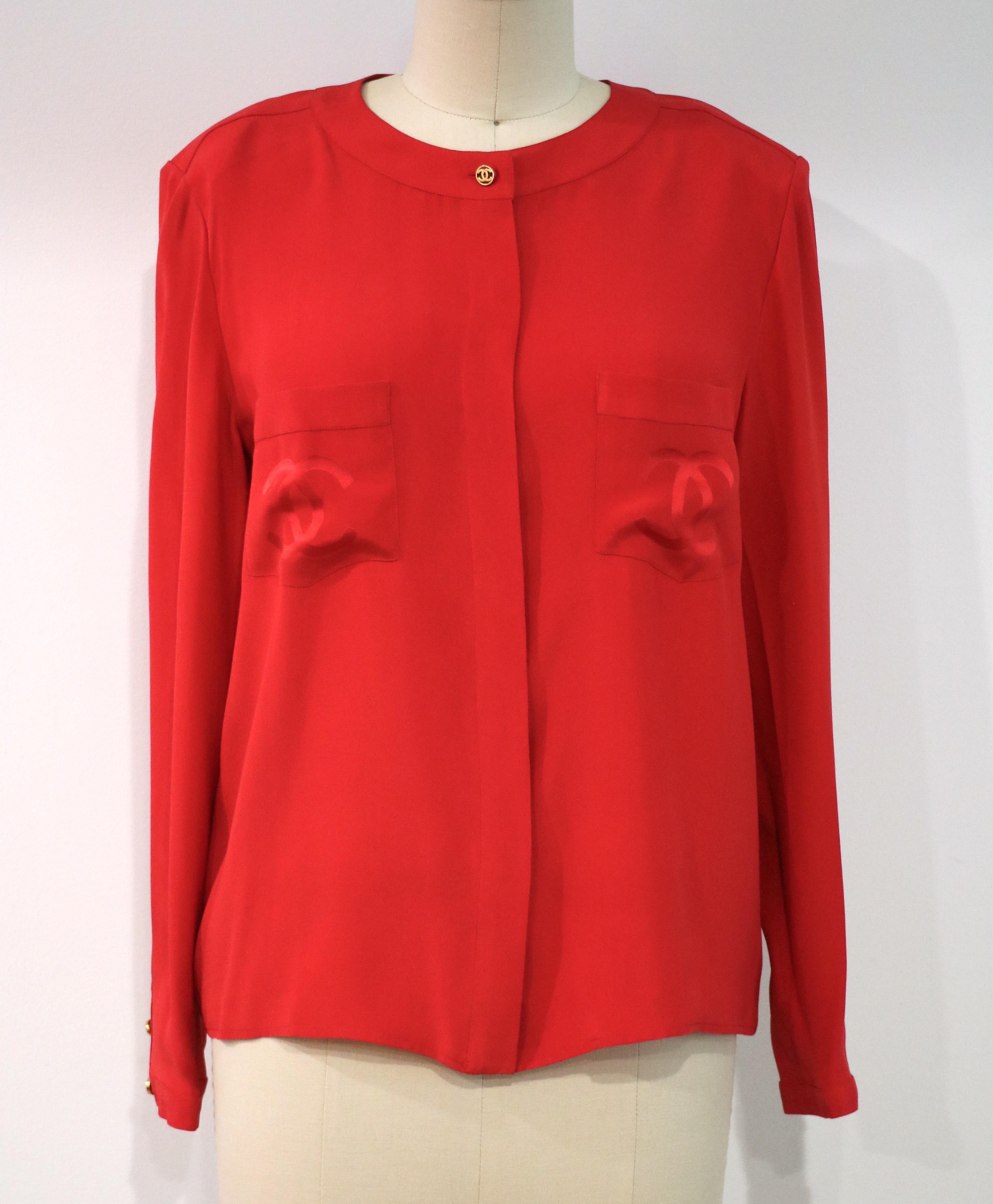 Vintage Chanel Double C Logo Red Silk Button-Up Top in vendita 2