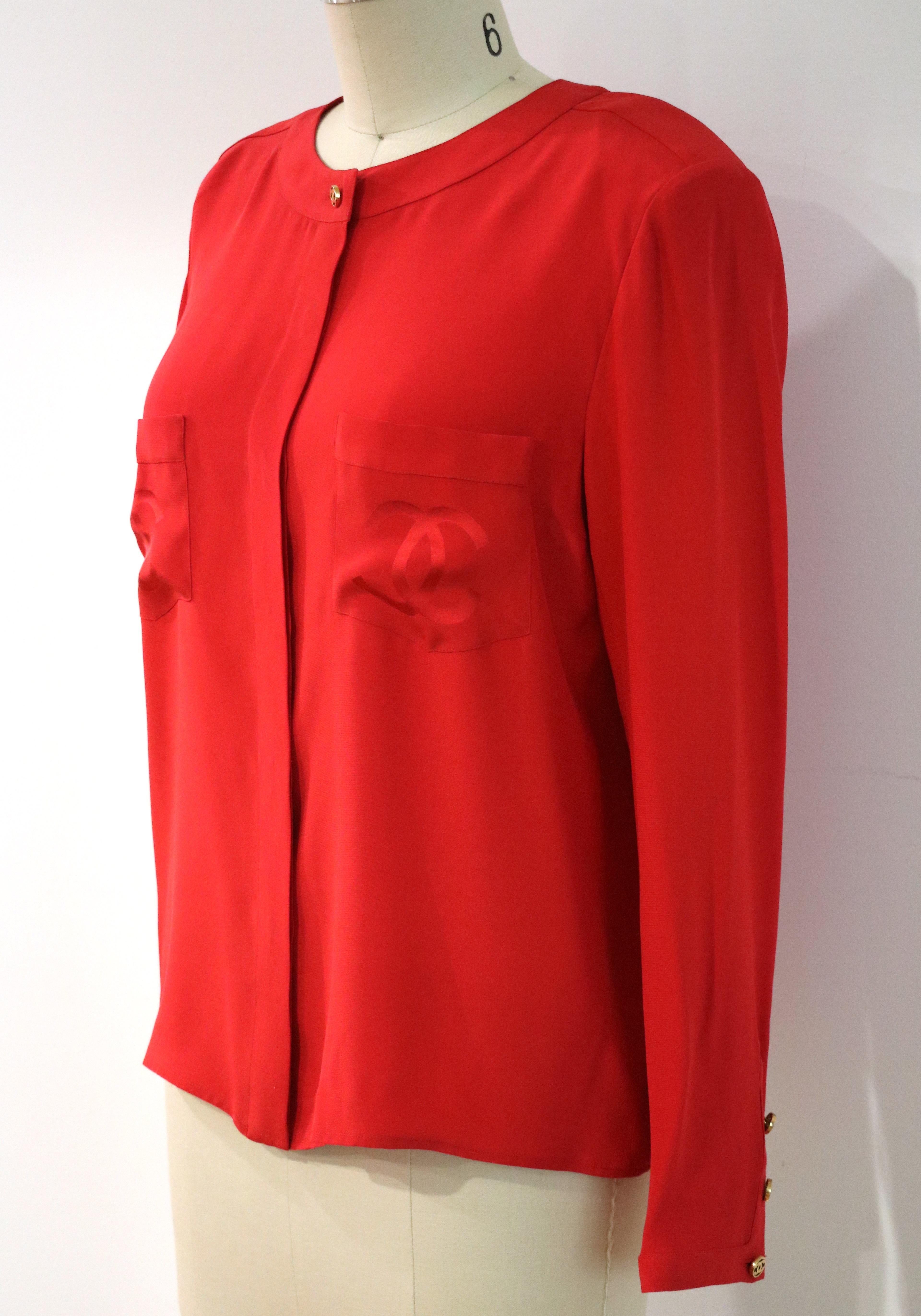 Vintage Chanel Double C Logo Red Silk Button-Up Top in vendita 3