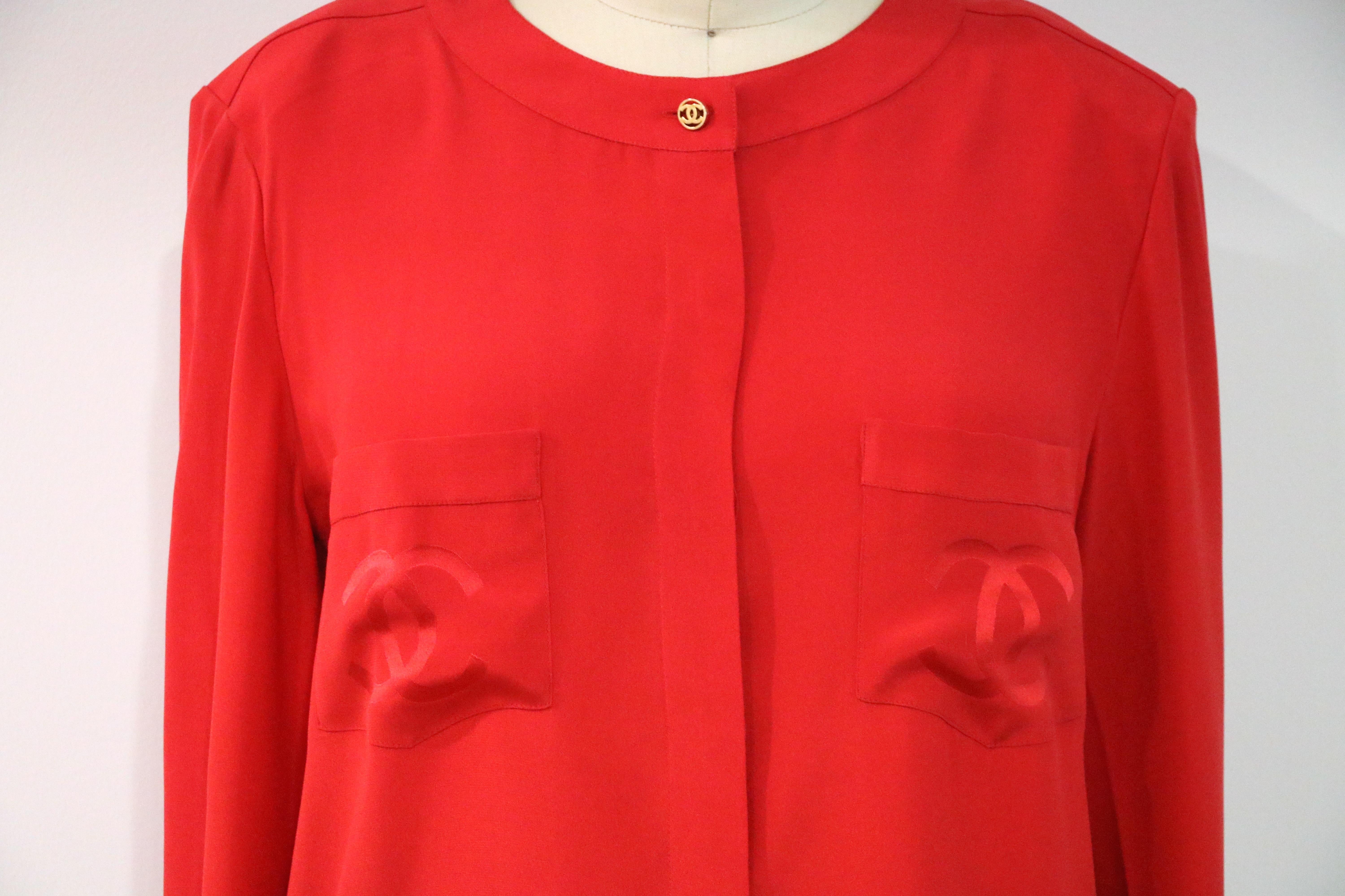 Vintage Chanel Double C Logo Red Silk Button-Up Top in vendita 4