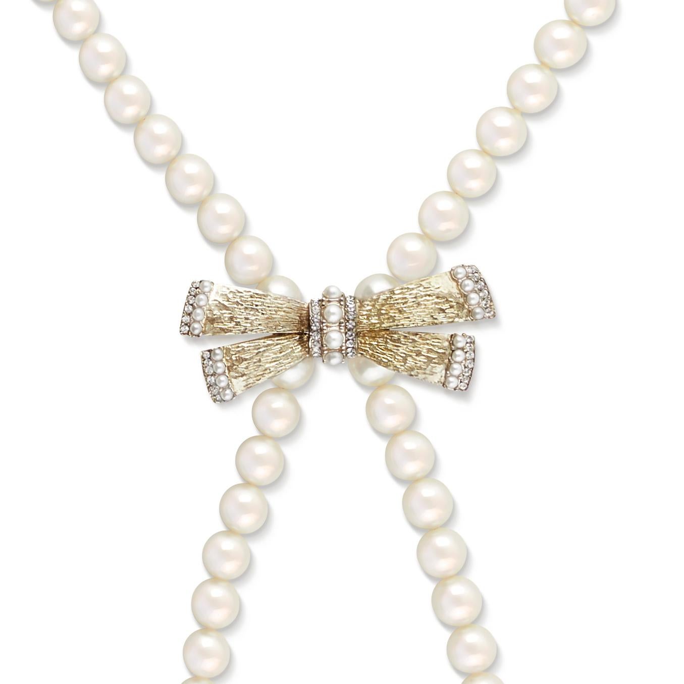 Taille ronde Chanel Collier station vintage à double rang de perles et nœud papillon, 2006 en vente