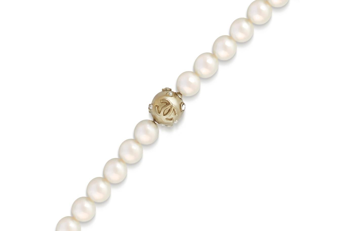 Round Cut Vintage Chanel Double Strand Pearl and Bow Station Necklace, 2006 For Sale