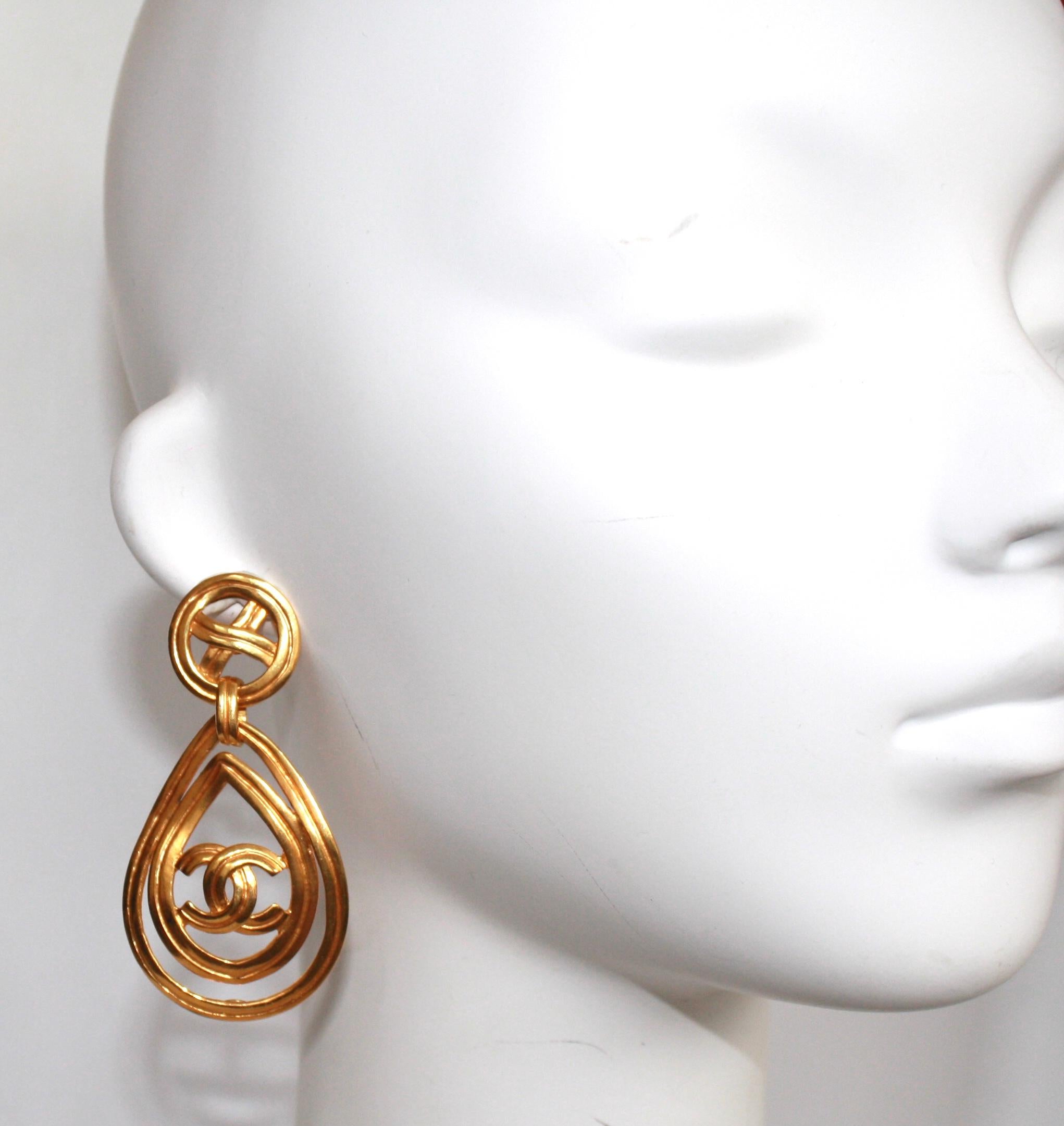 From the 1996 Spring Collection, double teardrop with CC and crisscross on clip.Signature logo on bottom of loop.
gilded brass.