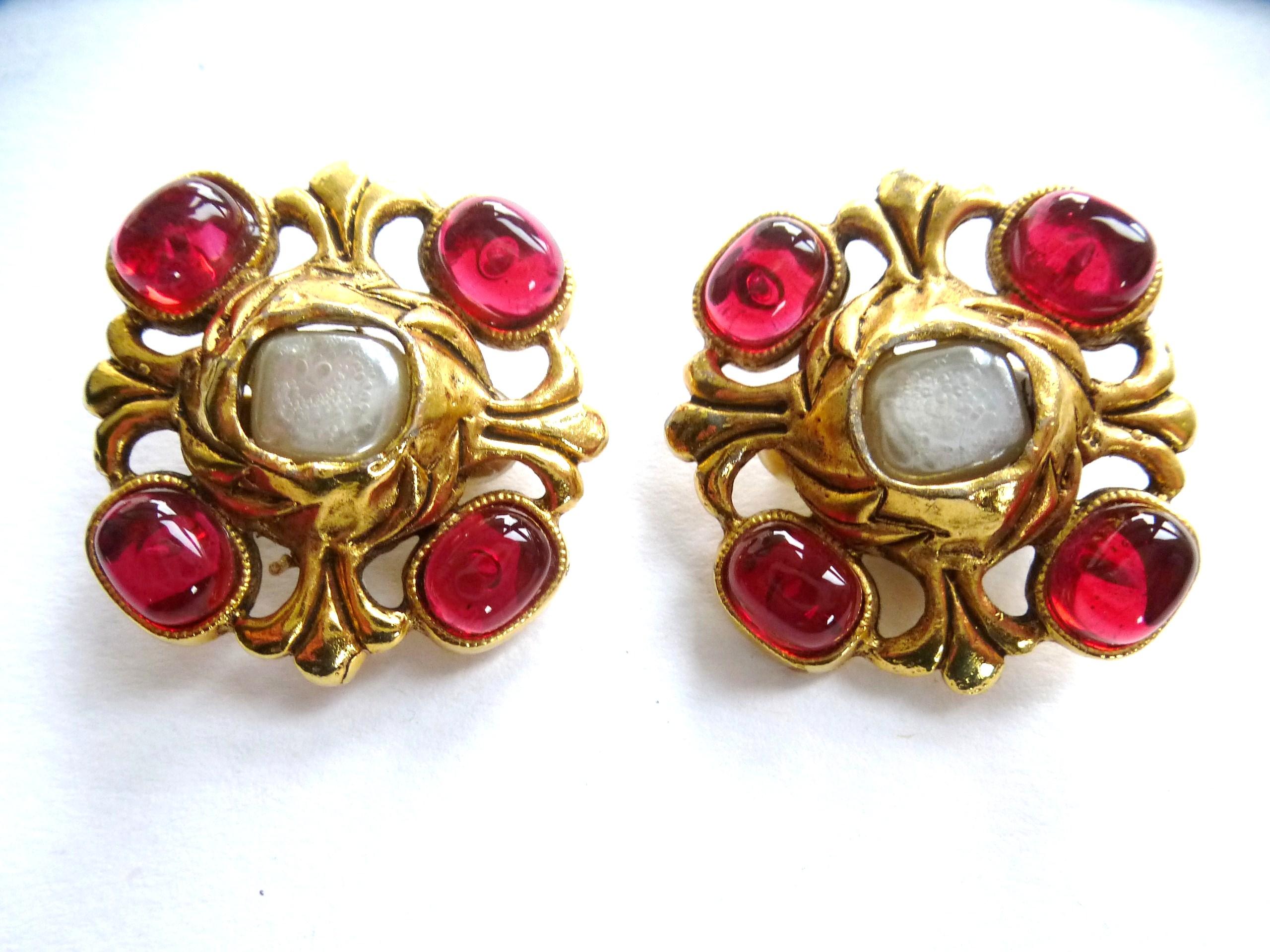 Unique Chanel ear clip with red gripoix and false pearls, 24 carat gold-plated from the 1985 years.
Measurement: 3 cm x 3 cm . Very good condition !