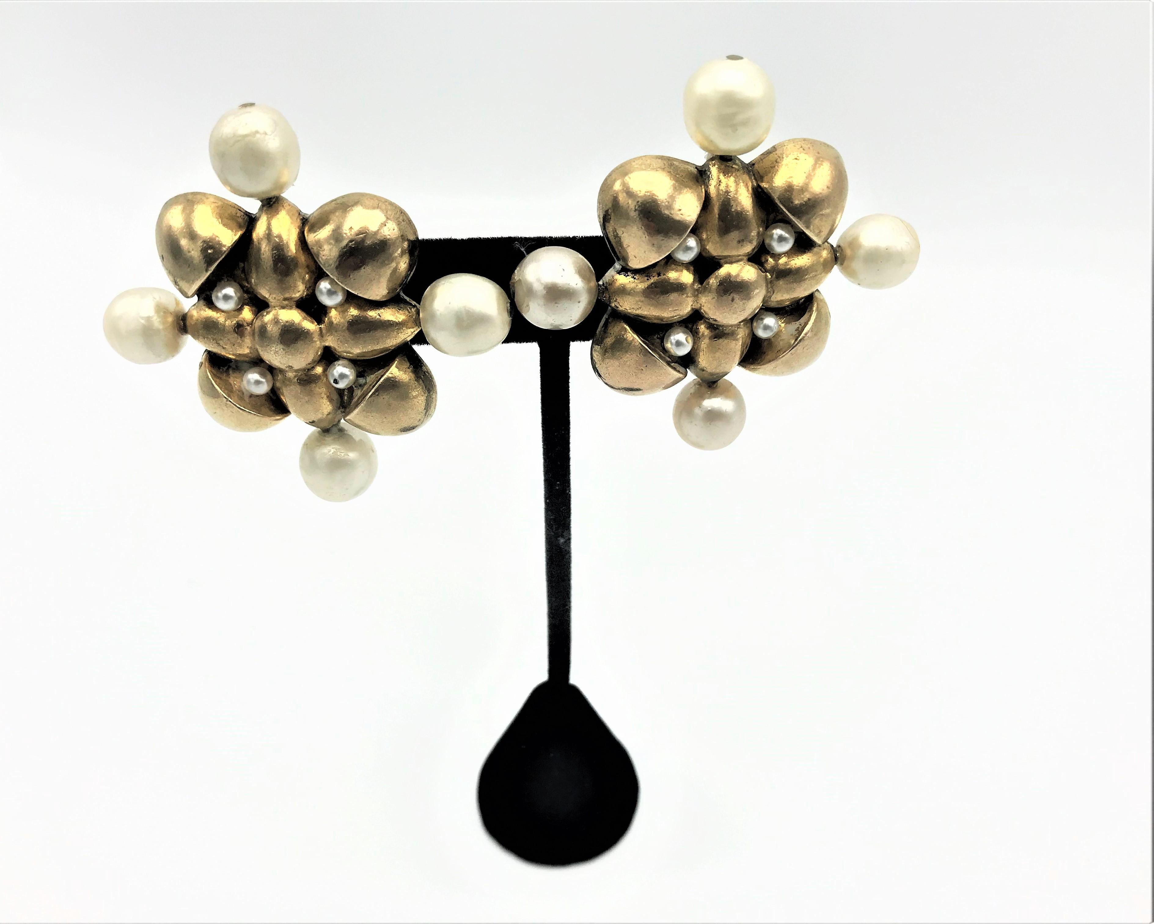  Chanel Ohrclips in Form eines Kreuzschildes. 1970-1981, vergoldet, Faux Perlen  Damen im Angebot