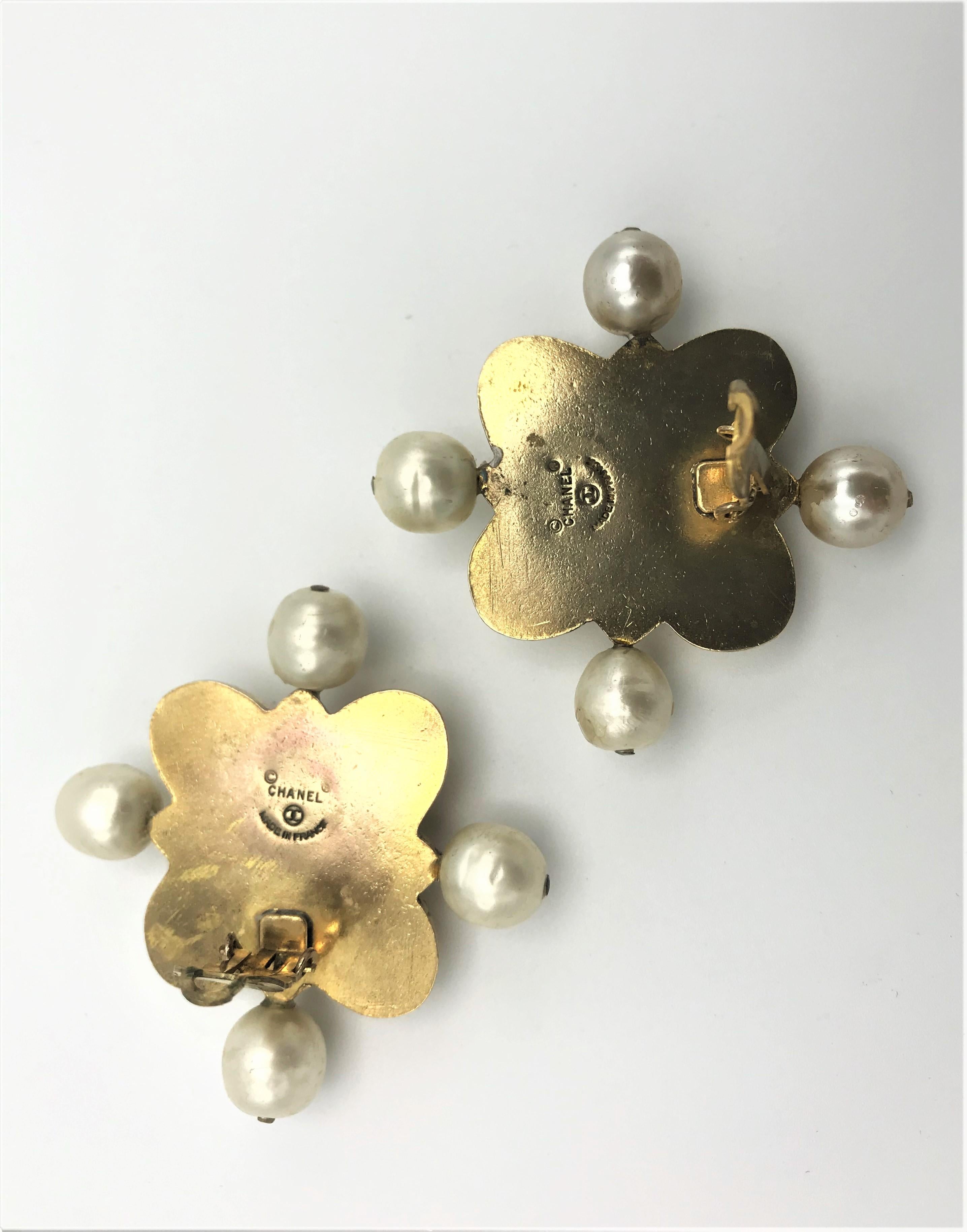  Chanel Ohrclips in Form eines Kreuzschildes. 1970-1981, vergoldet, Faux Perlen  im Angebot 1