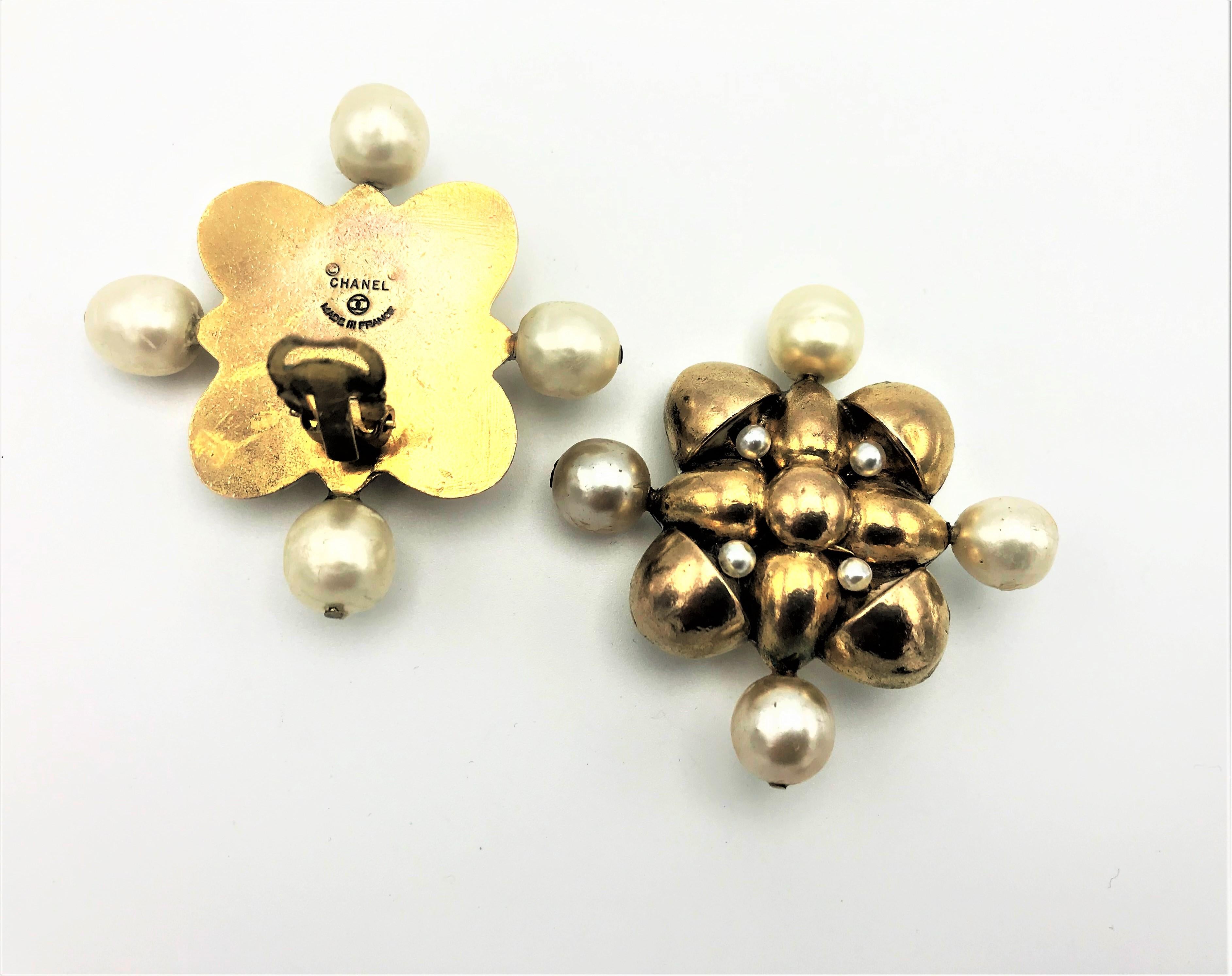  Chanel clip-on ear shape of a cross sign. 1970-1981, gold plated, faux pearls  In Good Condition For Sale In Stuttgart, DE