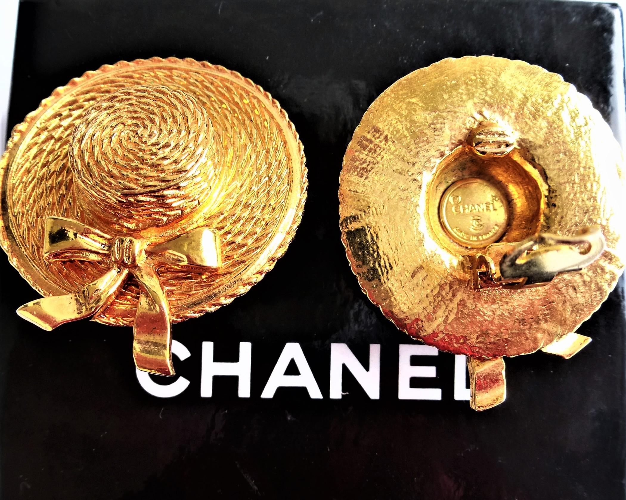 Chanel Clip-on Earrings in the shape of a hat, signed 1970/80s gold plated  For Sale 5