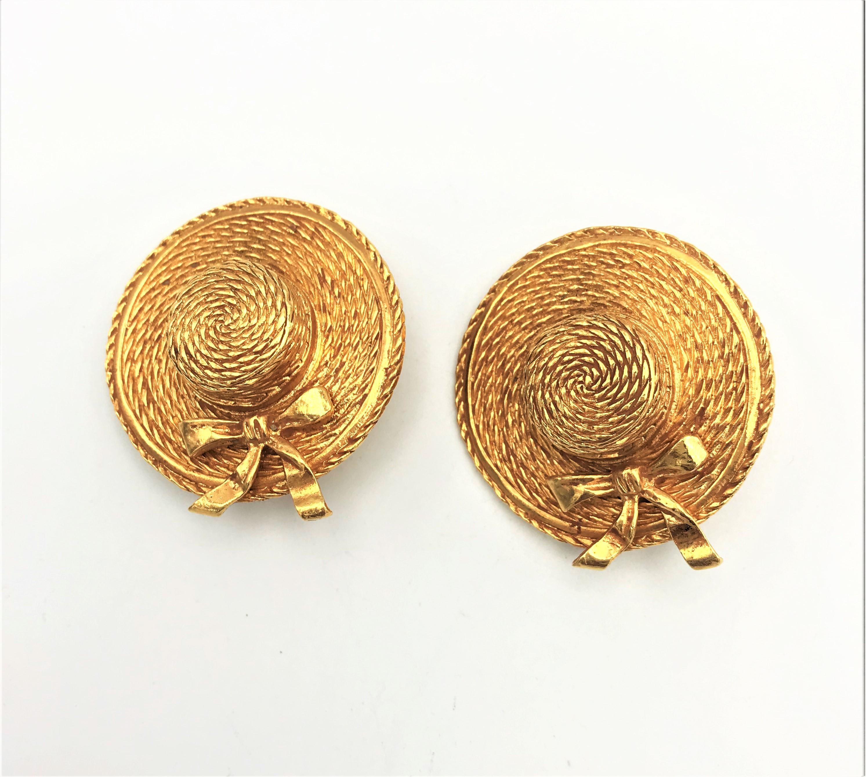 Chanel Clip-on Earrings in the shape of a hat, signed 1970/80s gold plated  For Sale 6