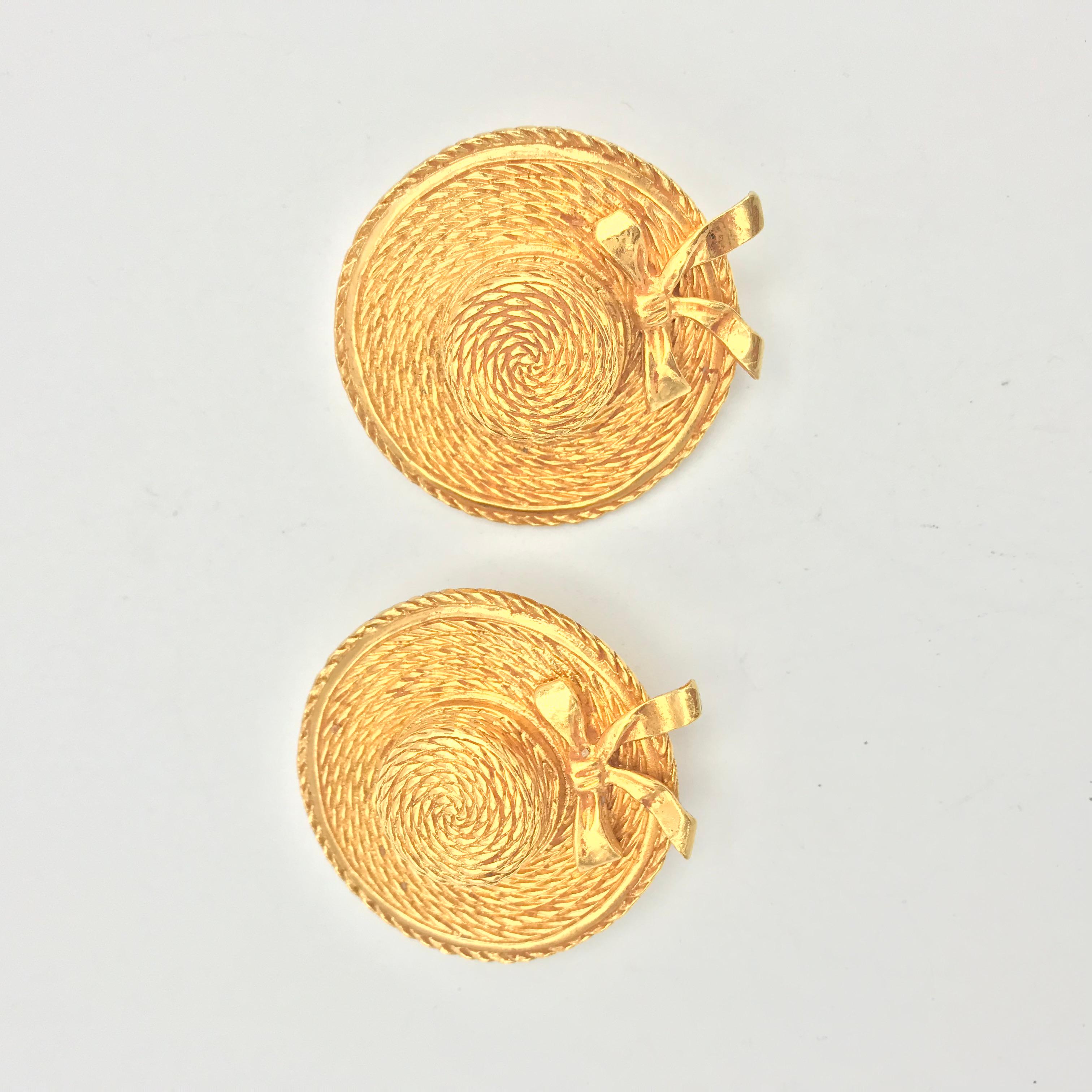 Chanel Clip-on Earrings in the shape of a hat, signed 1970/80s gold plated  For Sale 7
