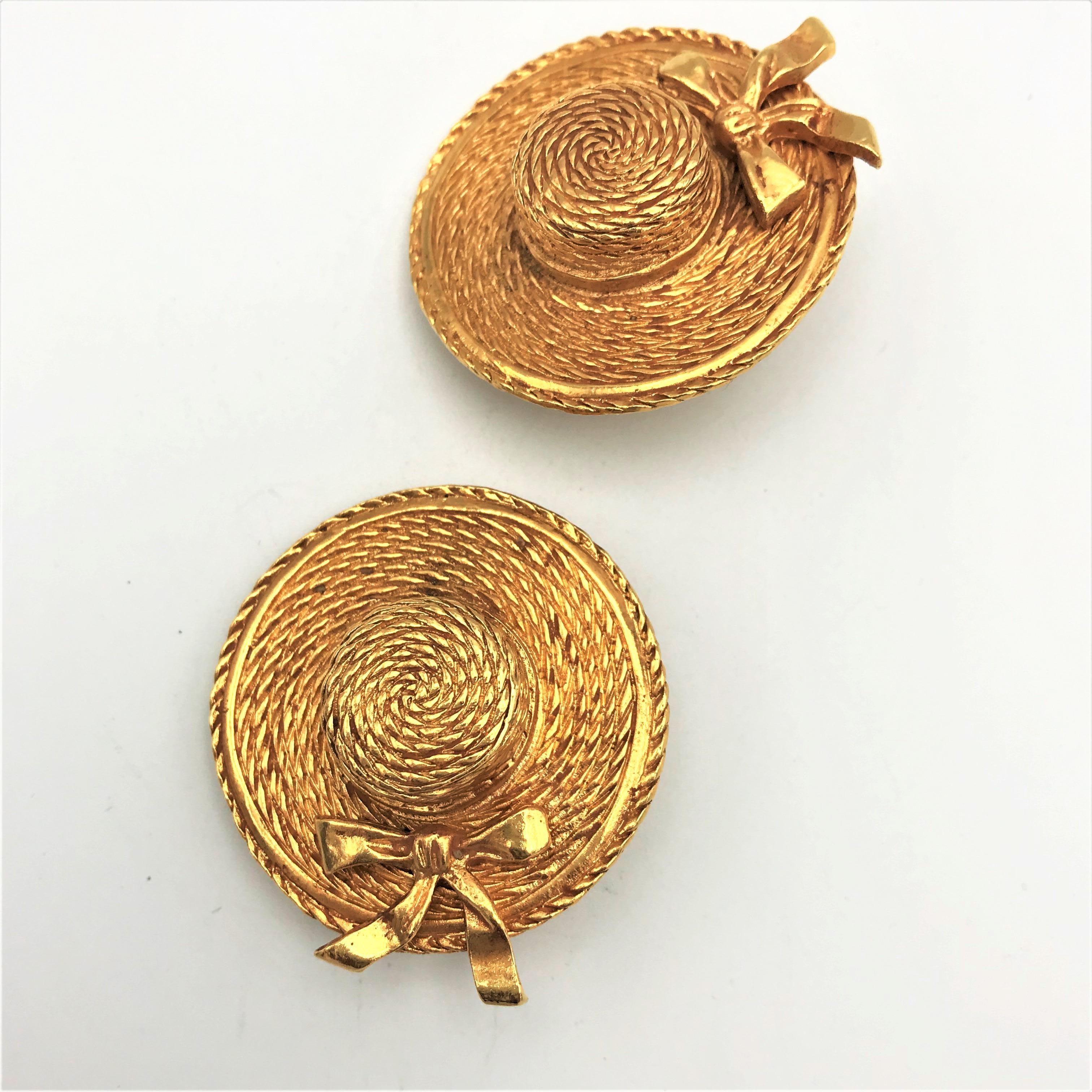 Chanel Clip-on Earrings in the shape of a hat, signed 1970/80s gold plated  For Sale 8