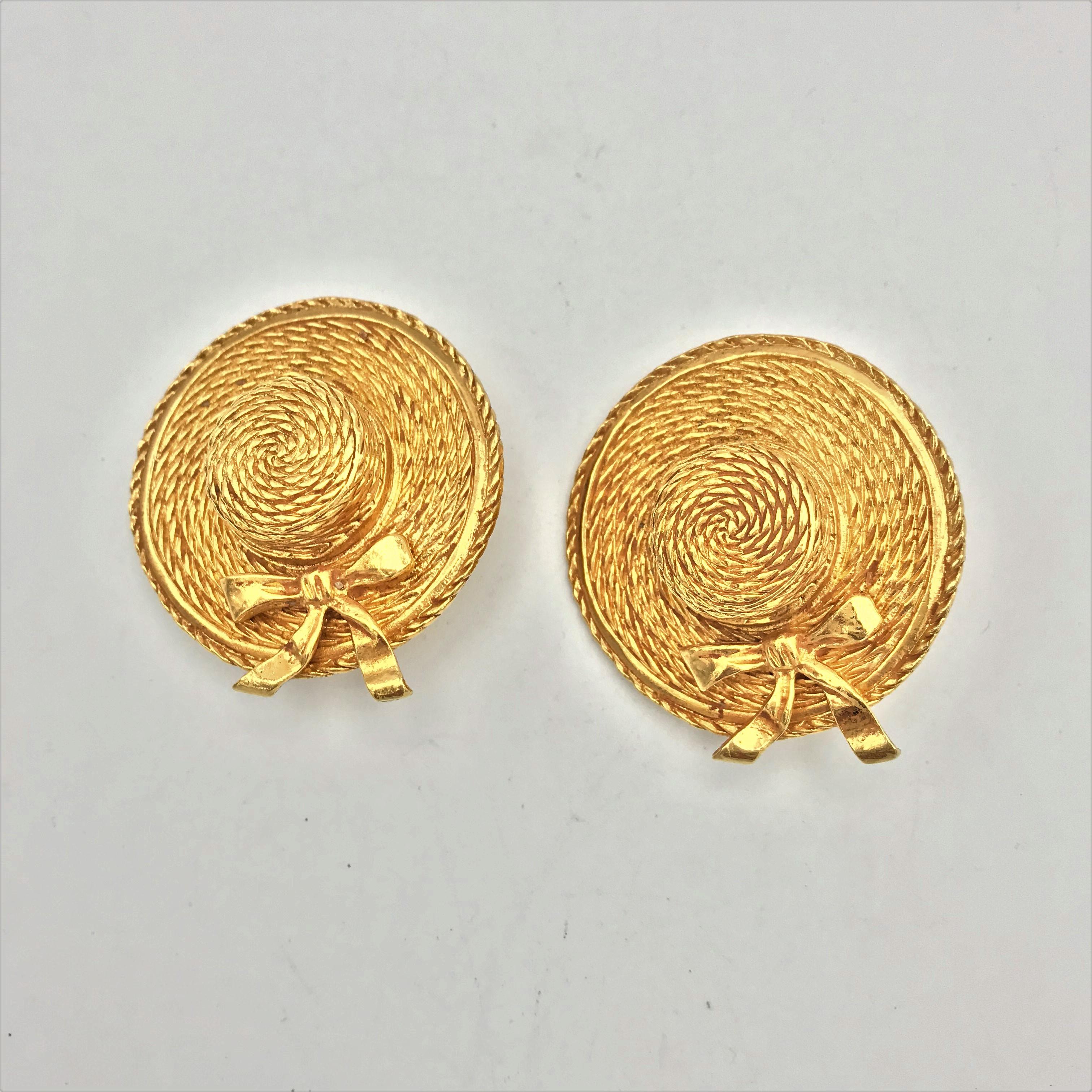 Chanel Clip-on Earrings in the shape of a hat, signed 1970/80s gold plated  For Sale 9