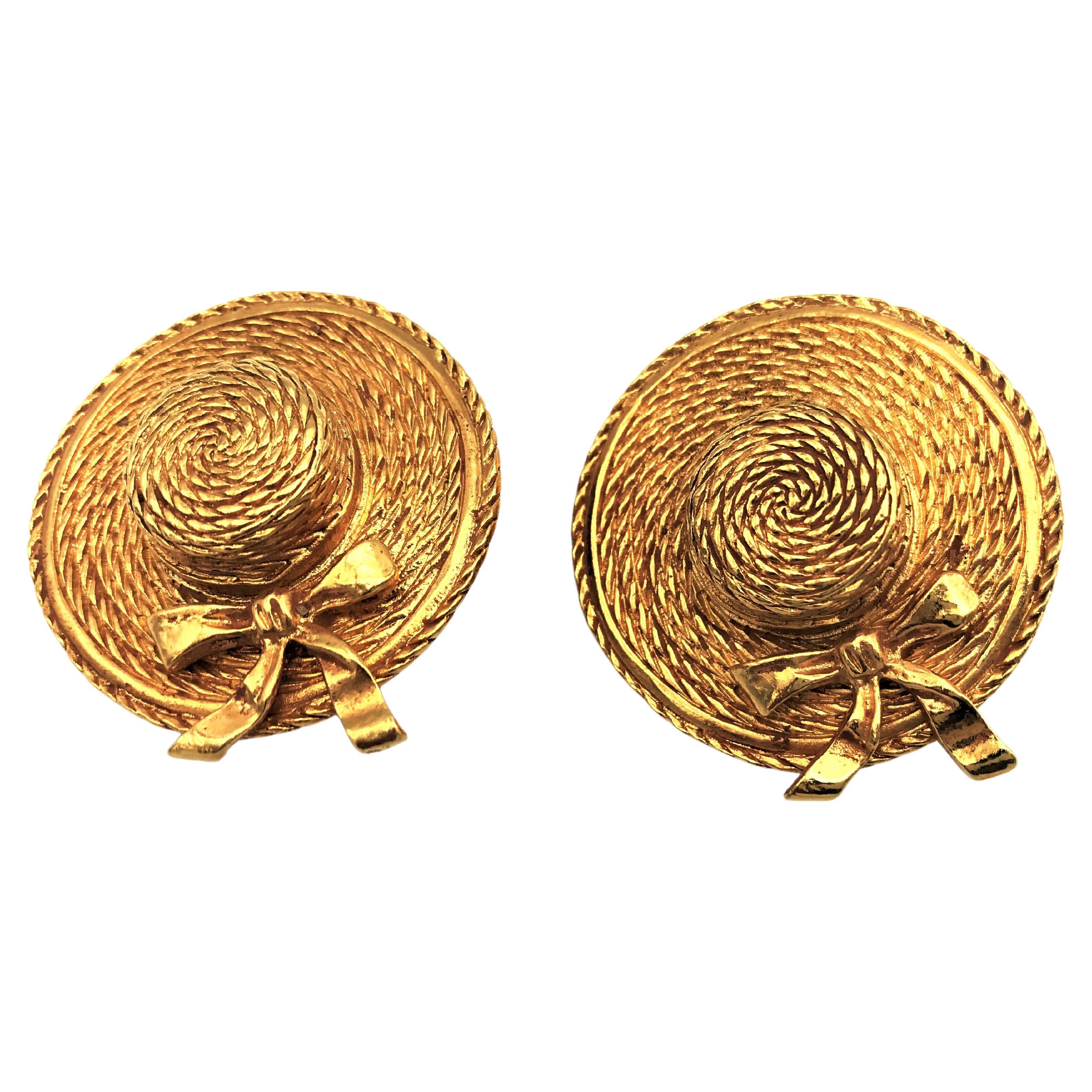 These early Chanel clip-on earrings are in the shape of a straw hat with a ribbon and bow, signed 1970/80 in 24 karat gold plated. Coco Chanel loved hats!
Measurement: The hat clip has a diameter of 4 cm, the head height is 0,7 cm. Very good