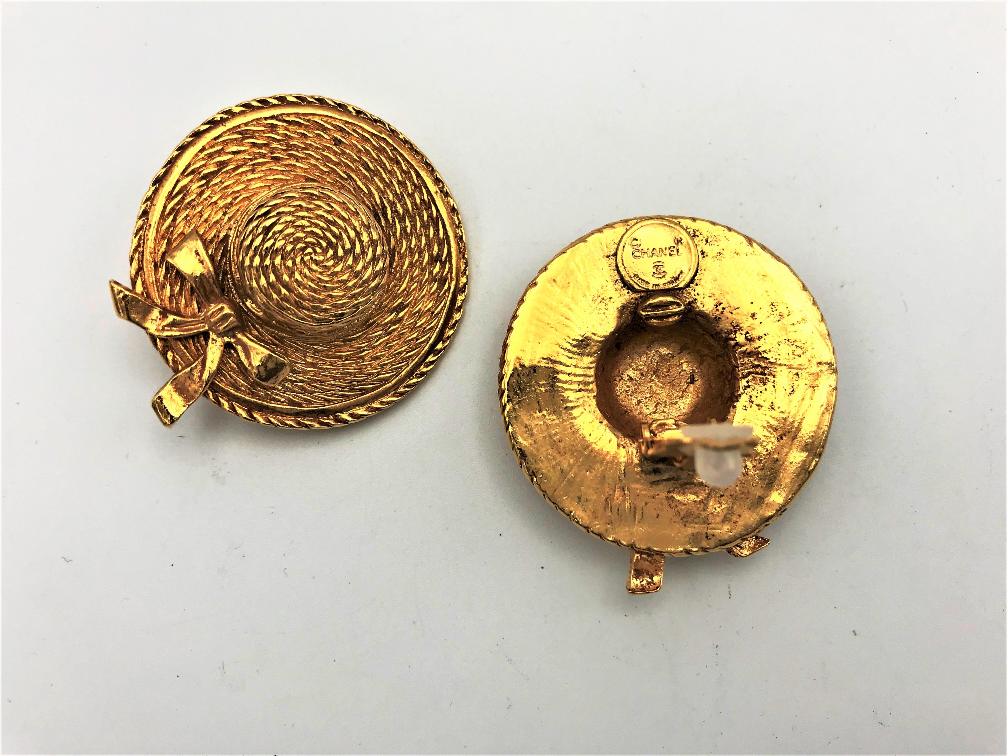 Artist Chanel Clip-on Earrings in the shape of a hat, signed 1970/80s gold plated  For Sale