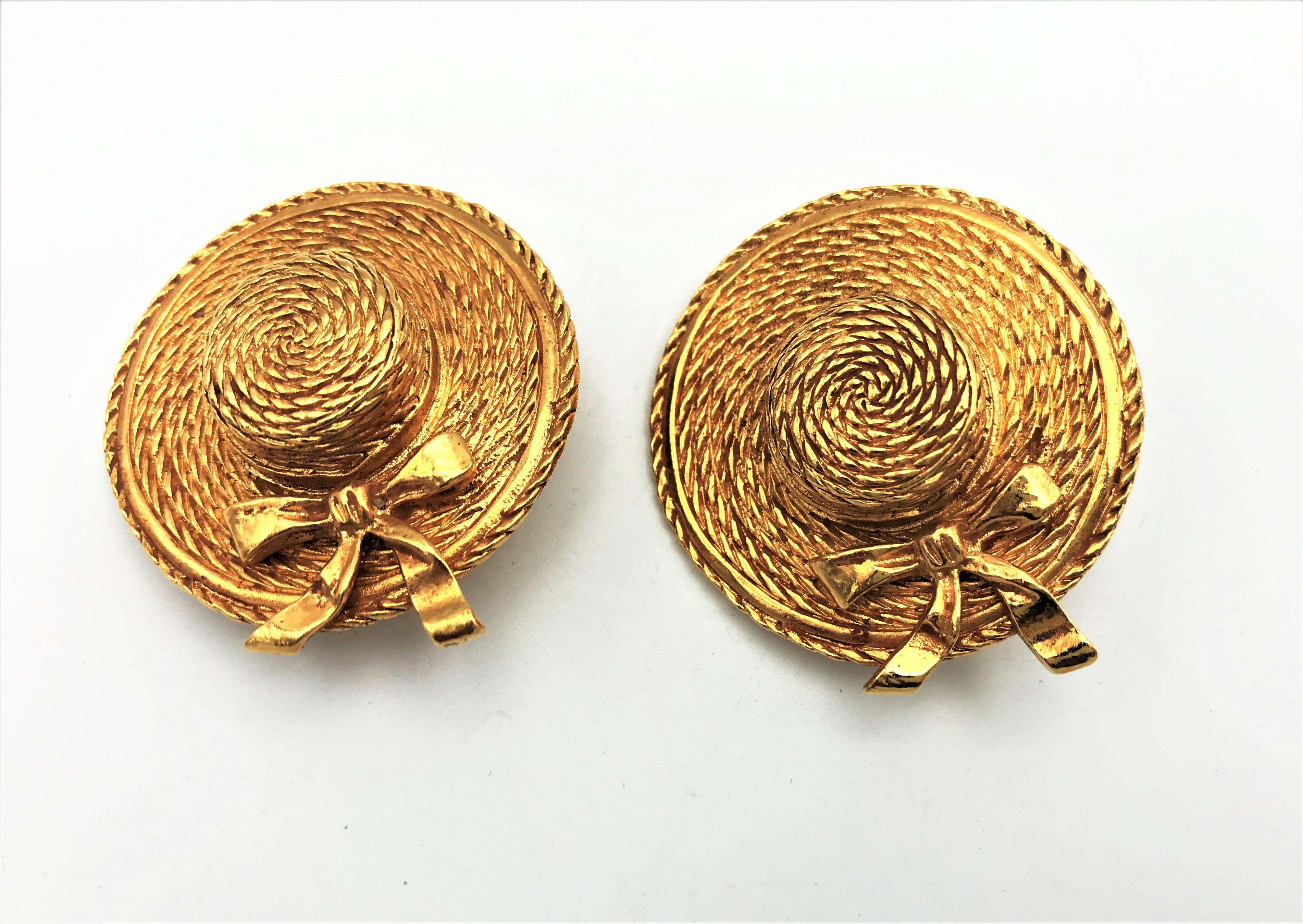 Chanel Clip-on Earrings in the shape of a hat, signed 1970/80s gold plated  In Excellent Condition For Sale In Stuttgart, DE