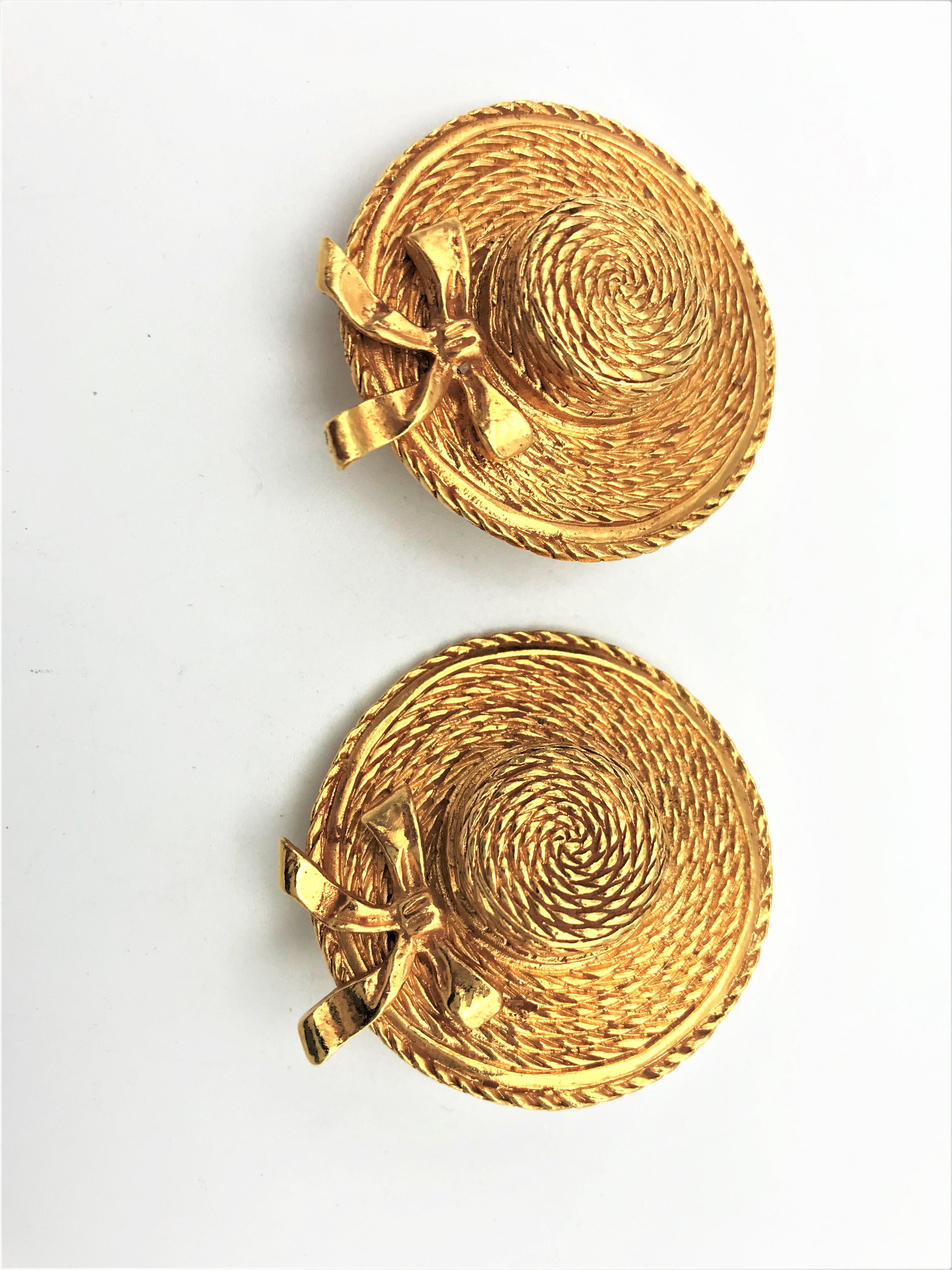 Women's Chanel Clip-on Earrings in the shape of a hat, signed 1970/80s gold plated  For Sale